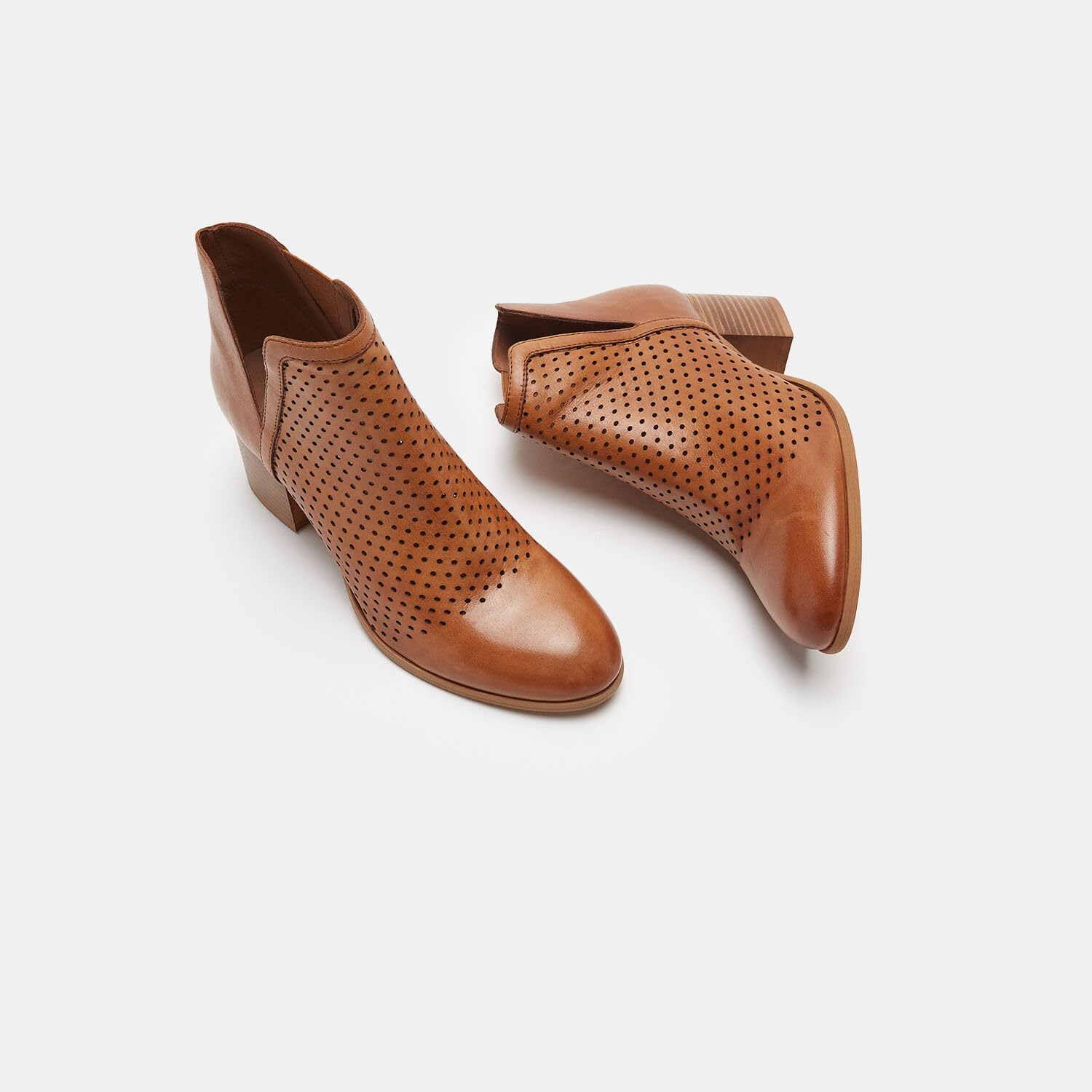 BATA Stivaletti in pelle traforata con tacco