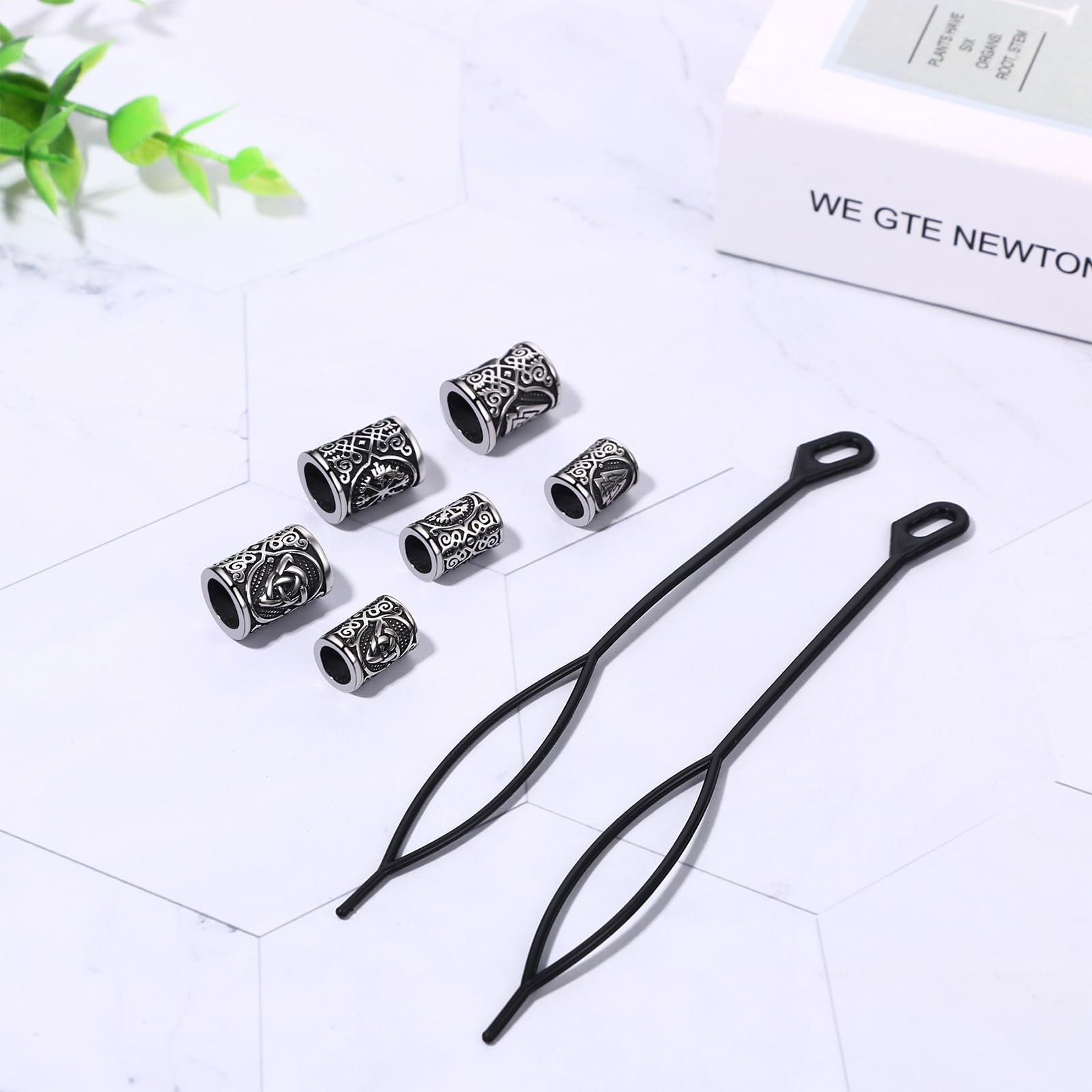 Cupimatch Ensemble de perles de barbe et de cheveux viking : Bijou en acier inoxydable - 6 perles runiques celtiques de 2 tailles avec enfileuse de cheveux - Bijoux DIY pour dreadlocks - Unisexe
