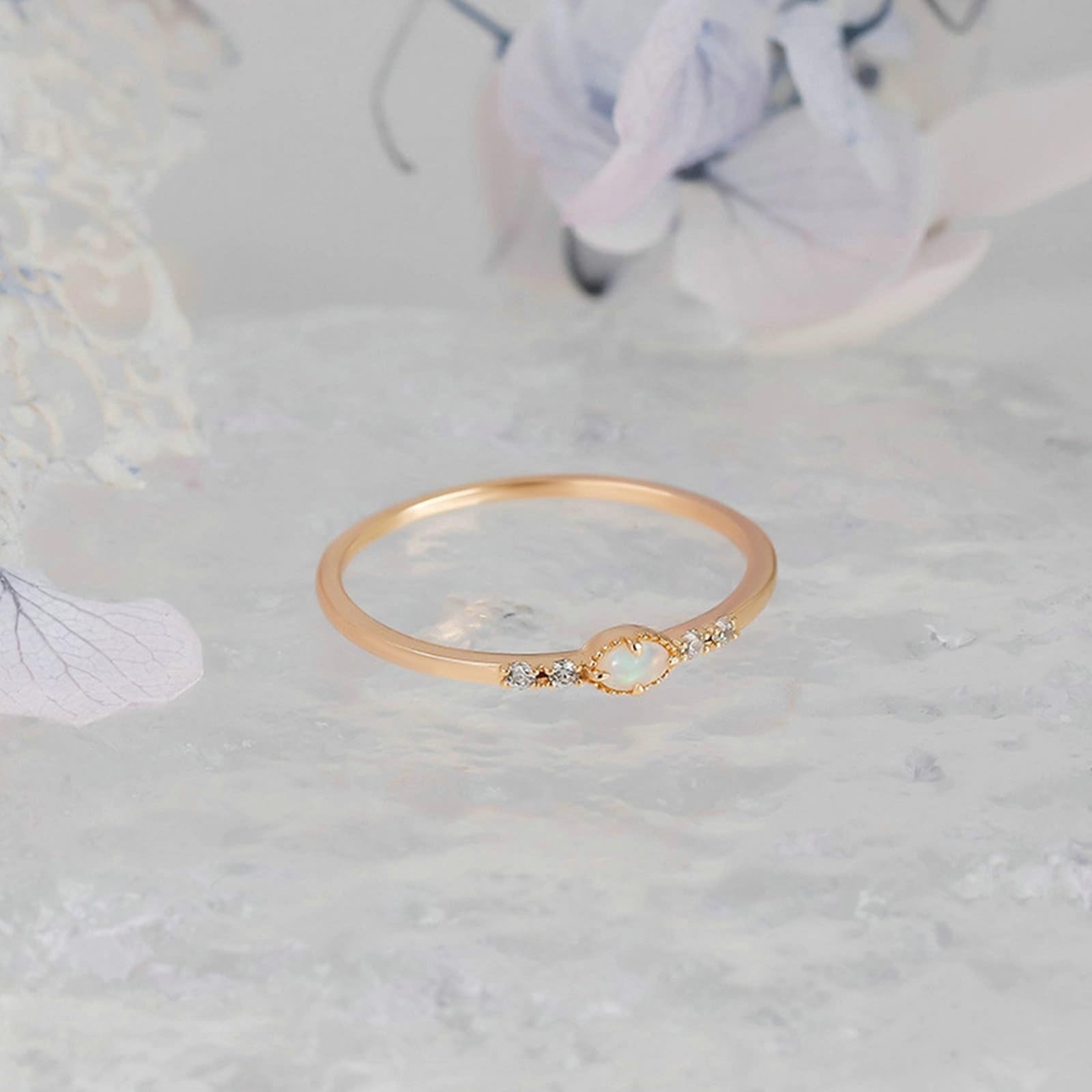Anello solitario in oro giallo 9 K/14 K/18 K con opale ovale, elegante filigrana