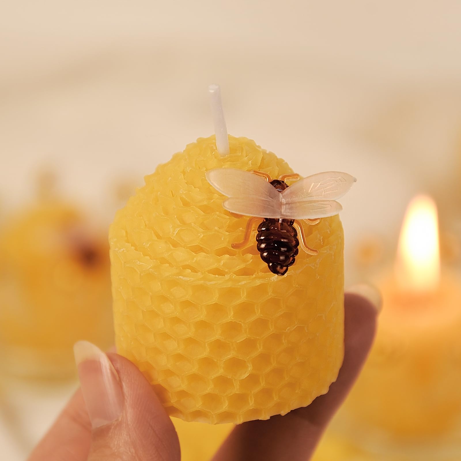 DEYBBY Juego de 6 velas de cera de abeja natural, velas votivas de abeja pequeñas con decoraciones de abejas pequeñas como regalo (amarillo)