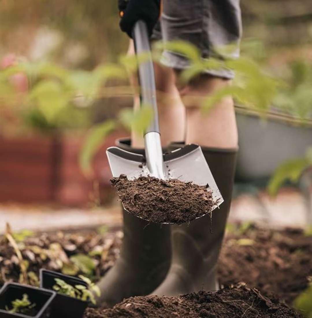 Pala de metal Ergonomic™ con borde recto