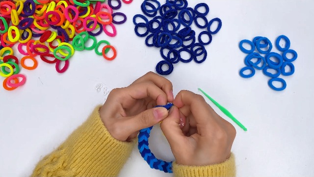 SLEMAKO Kit Bracelets Élastiques 18000+ Pièces - 20 Couleurs Avec Perles Et Accessoires - Création Bijoux Enfants