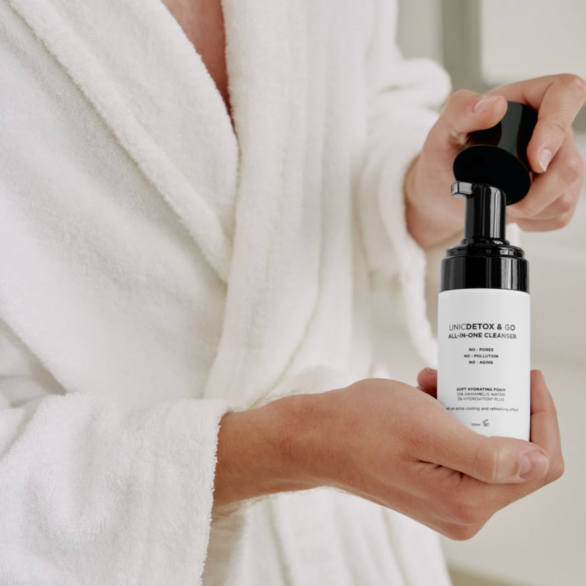 UNICSKIN - Schiuma Detergente Viso - Unicdetox & Go - 100 ml - Aiuta a Preservare la Massima Purezza della Pelle - Ideale per Pelli Acneiche - Azione Detergente