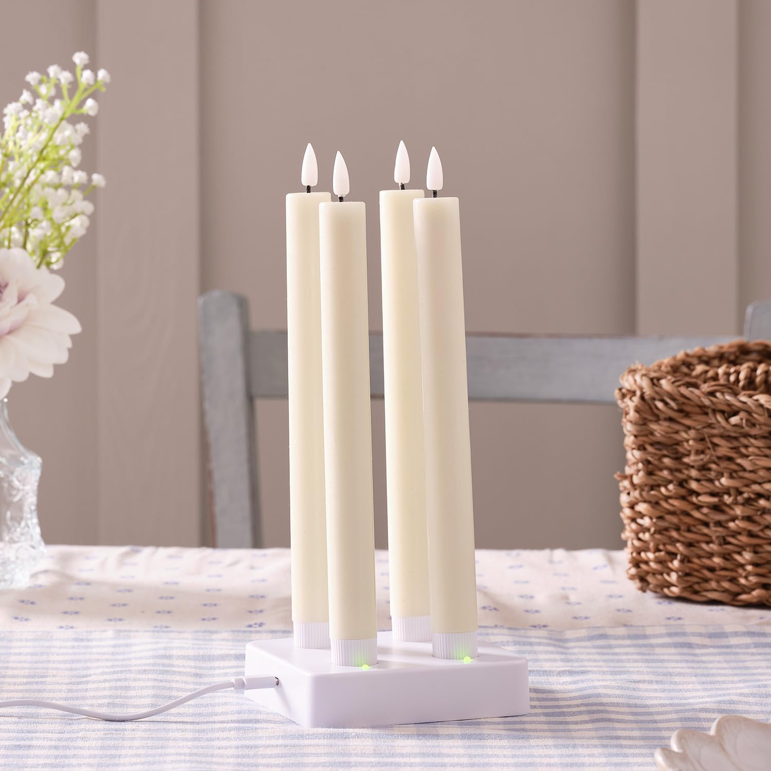 Lights4fun TruGlow® Set di 4 Candele Affusolate LED Ricaricabili Senza Fiamma a LED Bianco Caldo a Pile in Vera Cera con Timer e Telecomando Decorazione per Interni