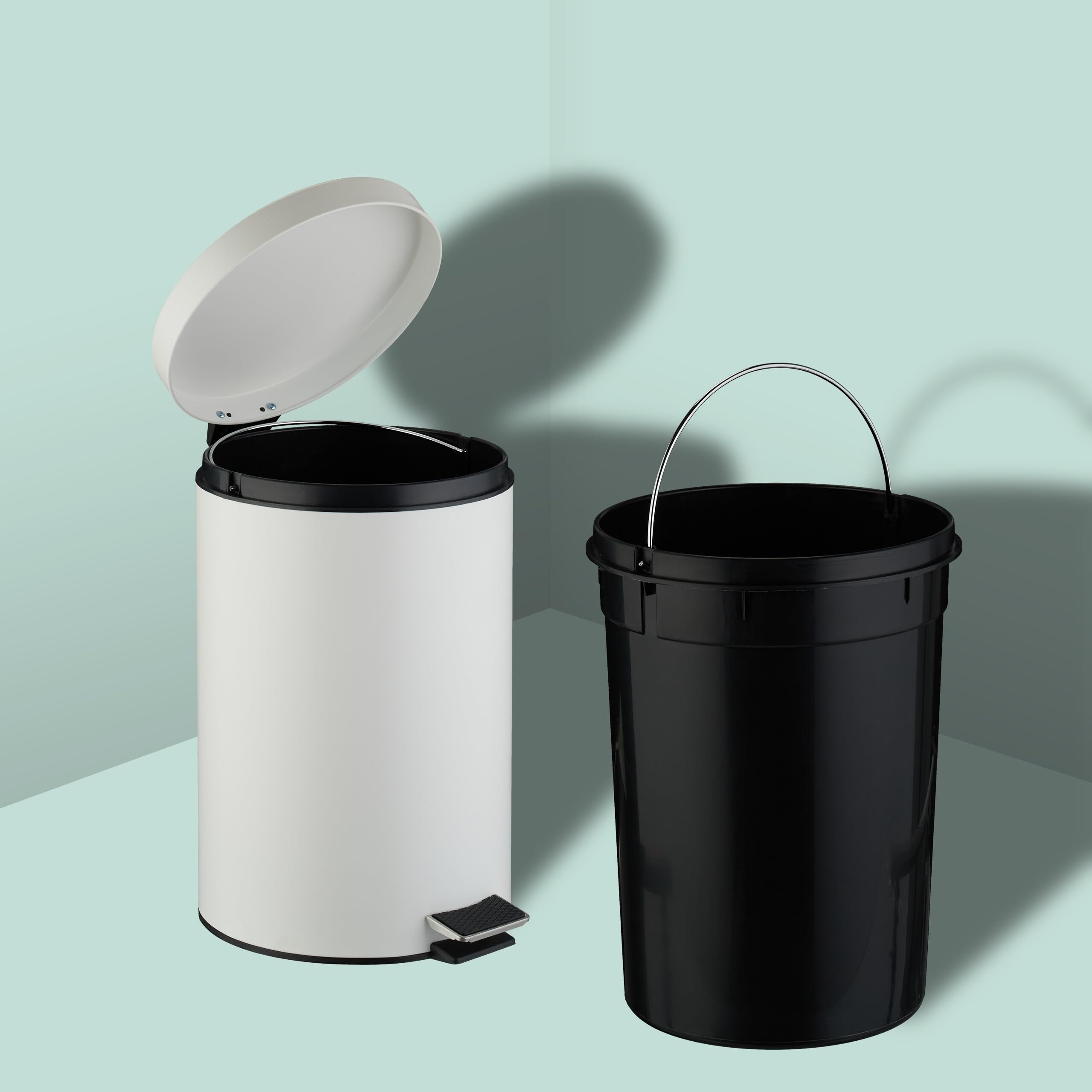Relaxdays Poubelle pour la salle de bain ou la cuisine, 20 litres, couvercle, pédale, design mat, blanche