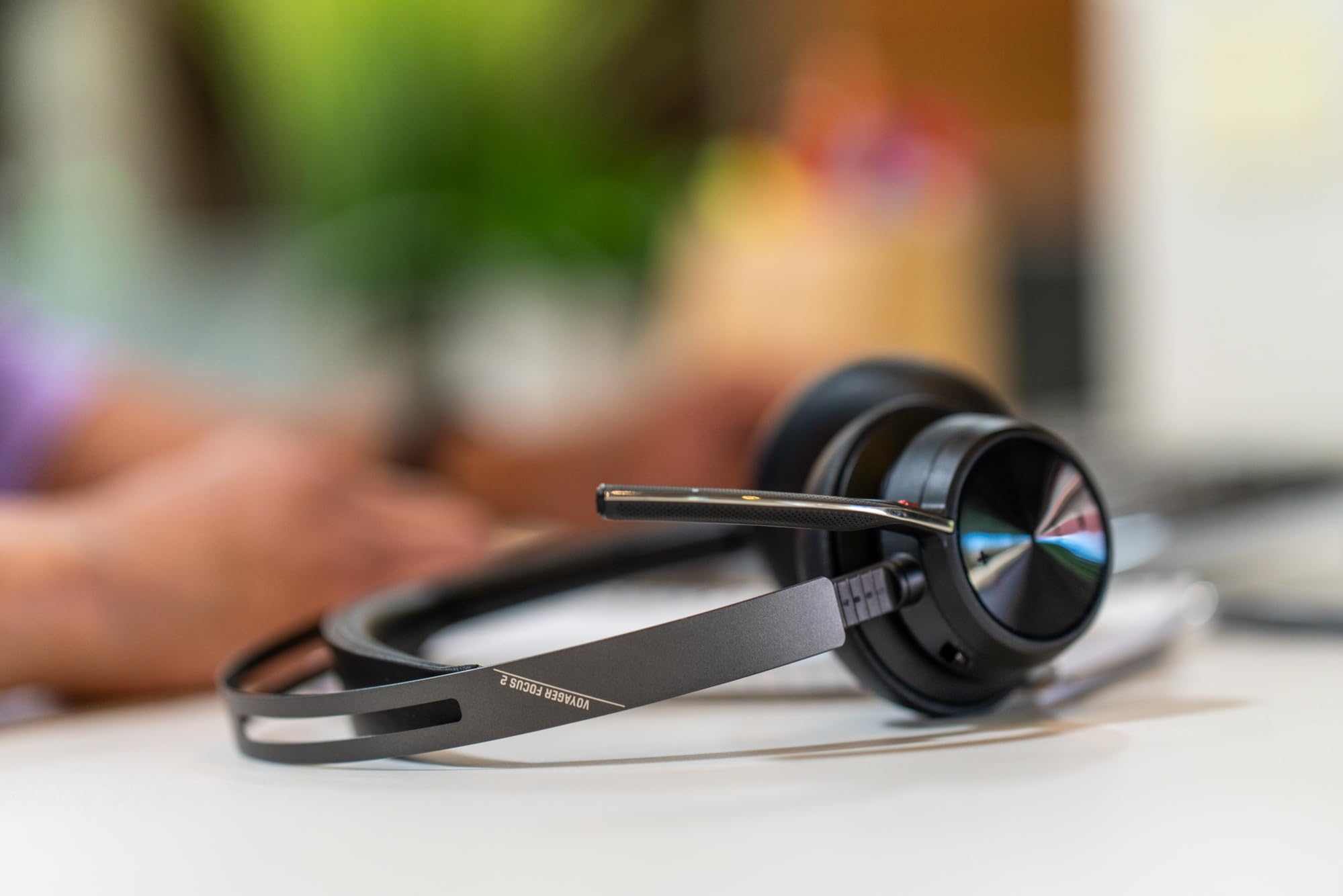 Poly Voyager Focus 2-M USB-C-C Headset con adattatore USB-C/A A4HT0AA con cancellazione attiva del rumore e tecnologia Acoustic Fence