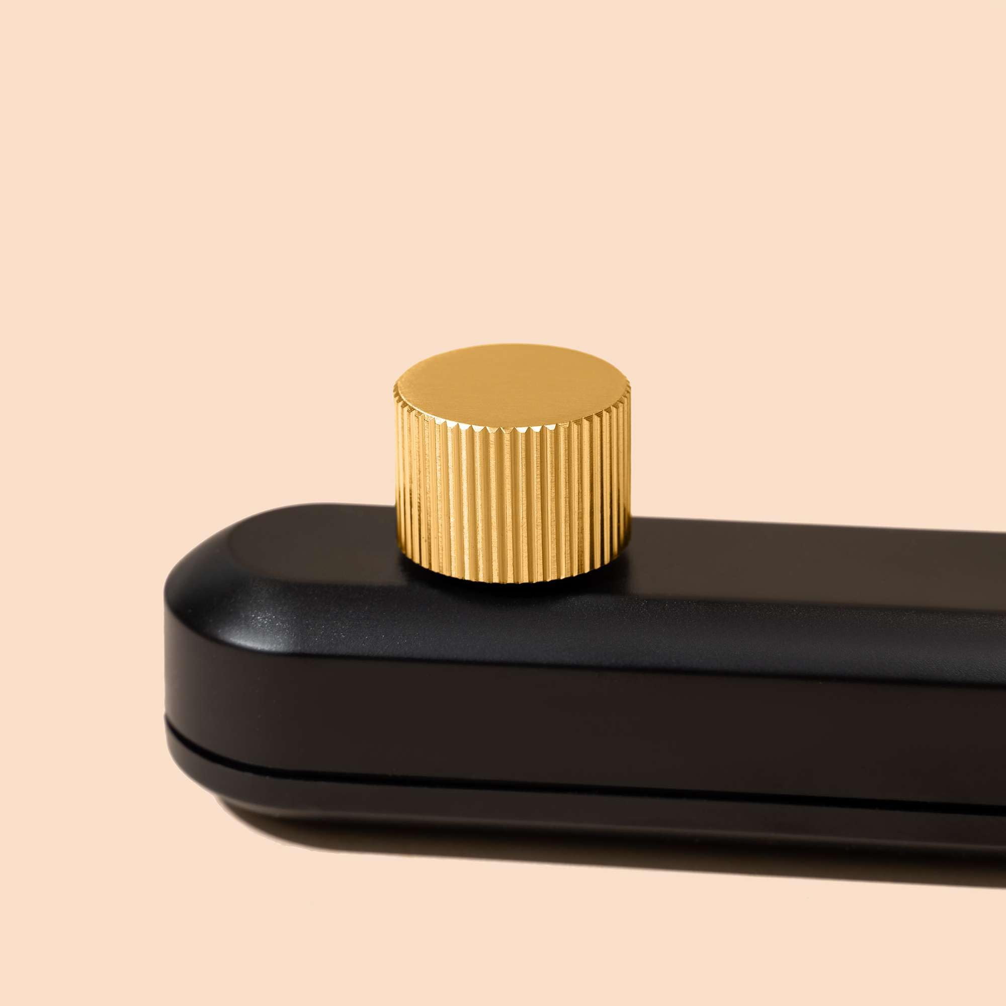 Relight Moment Phasenabschnittsdimmer (LED 3-80W, AGL & HAL 10-100W), Schnurdimmer SCHWARZ mit Drehregler aus Messing SATIN BRASS