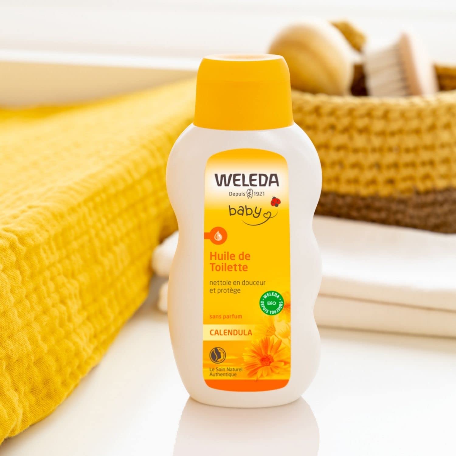 WELEDA - Huile de Toilette Calendula - Nettoie en douceur et protège - Pour la toilette quotidienne des bébés et jeunes enfants - NATRUE* - Bio** - Vegan*** - 200 ml