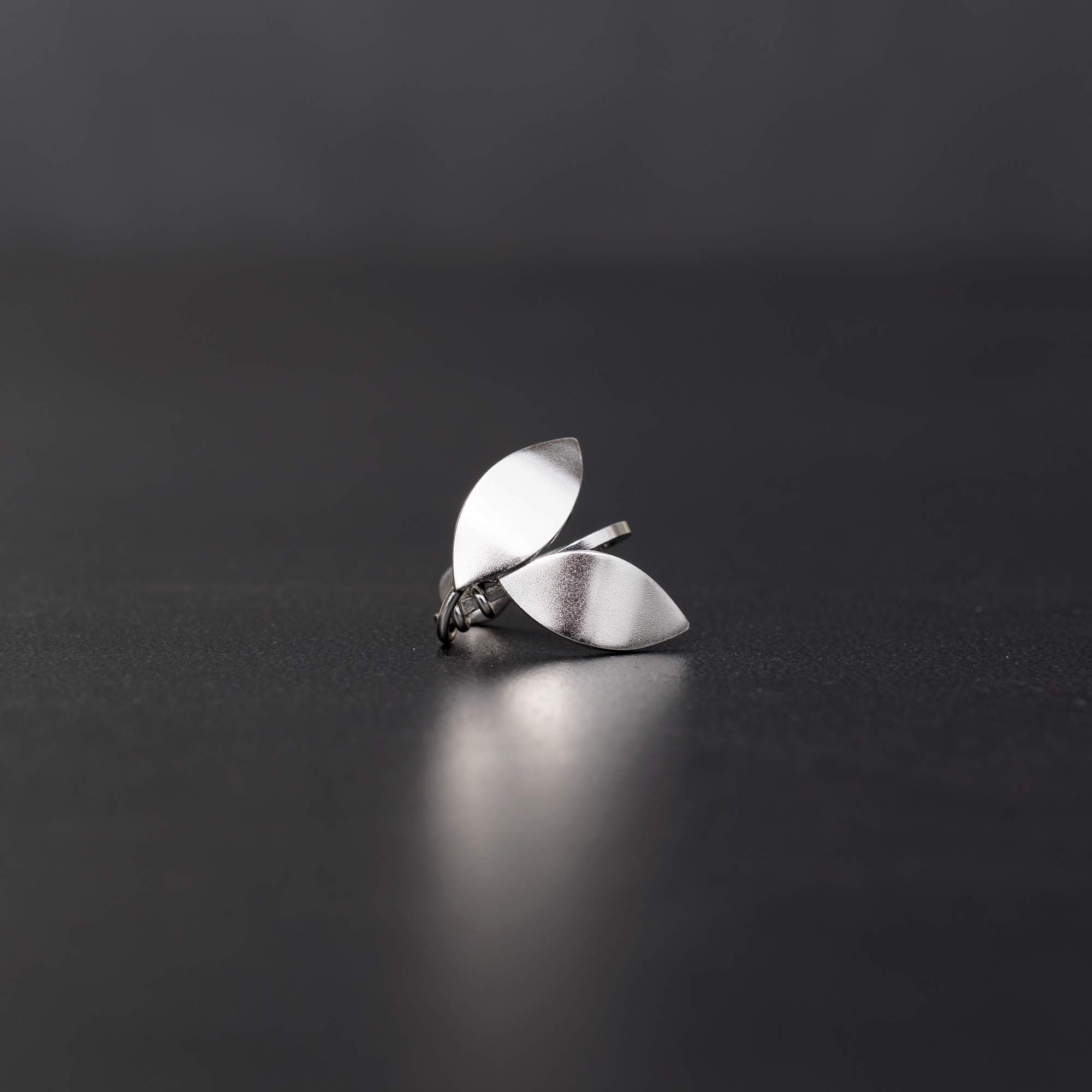 Helix Ear Cuff Ohrring ohne Ohrloch - 925 Sterlingsilber - 2 Olivenblätter Kantiges Design - Modern Greek - Leicht - Nickelfrei Hypoallergen - Kein Piercing - Einzelner - Handmade by Emmanuela