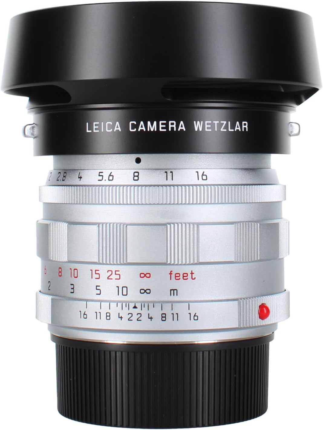 Obiectiv Leica Summilux-M 50mm f/1.4 cu parasolar, prezentând inelul de diafragmă și inelul de focalizare dintr-un unghi ușor diferit.