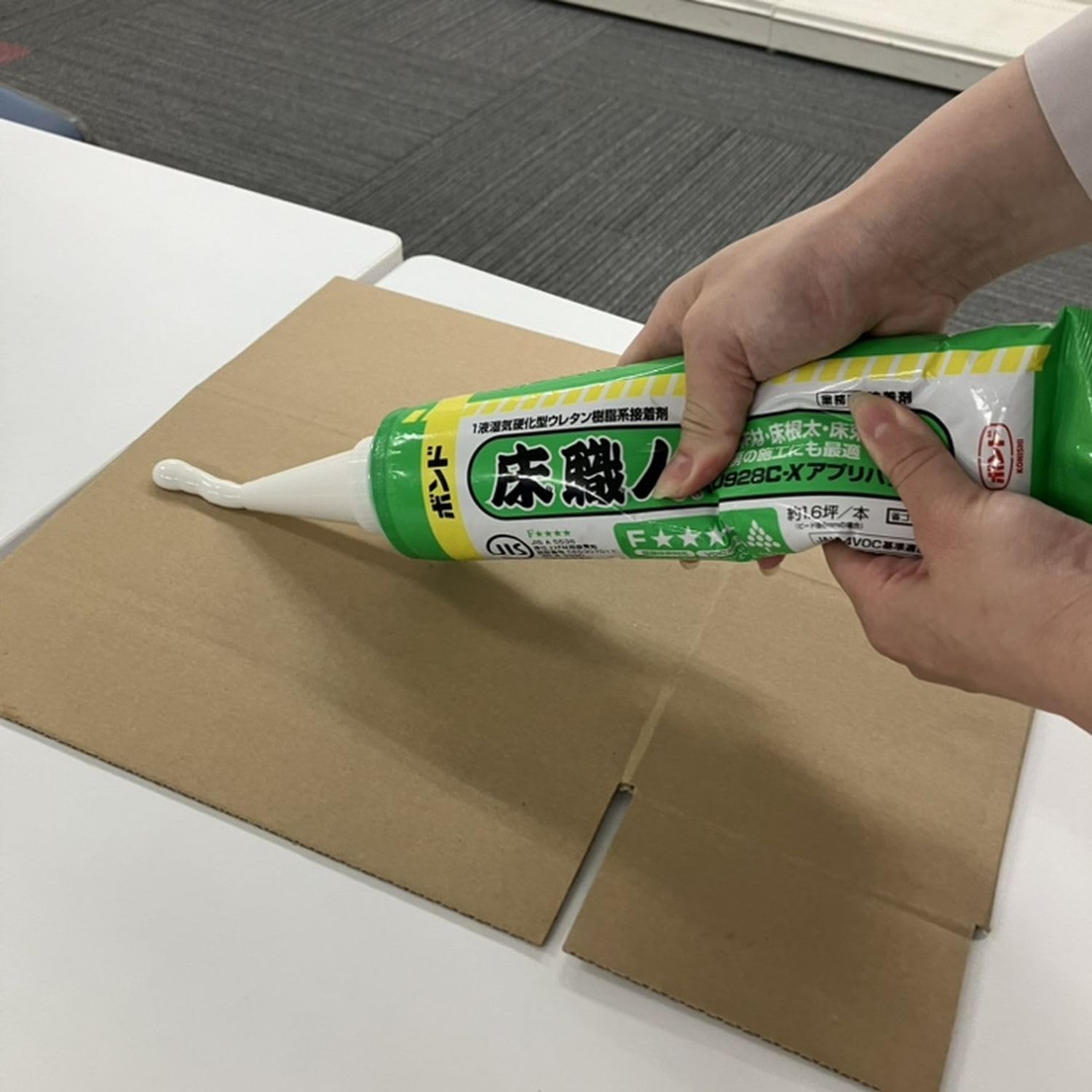 Amazon | コニシ(KONISHI)ボンド 床職人KU928C-Xアプリパック 600ml 