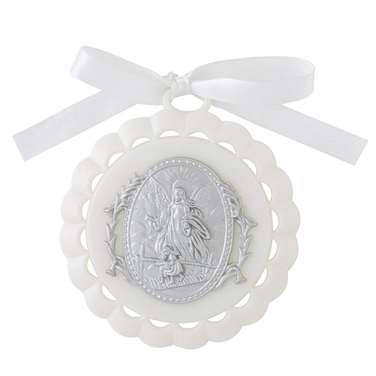 Médaille de berceau ange gardien suspendue dans le coin nuit bébé