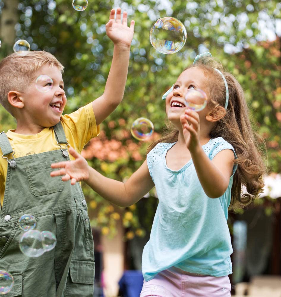 Peppa Pig Máquina de soplado de burbujas para niños y niños pequeños, máquina de burbujas para jugar al aire libre y en fiestas, juguete de burbujas para mayores de 3 años