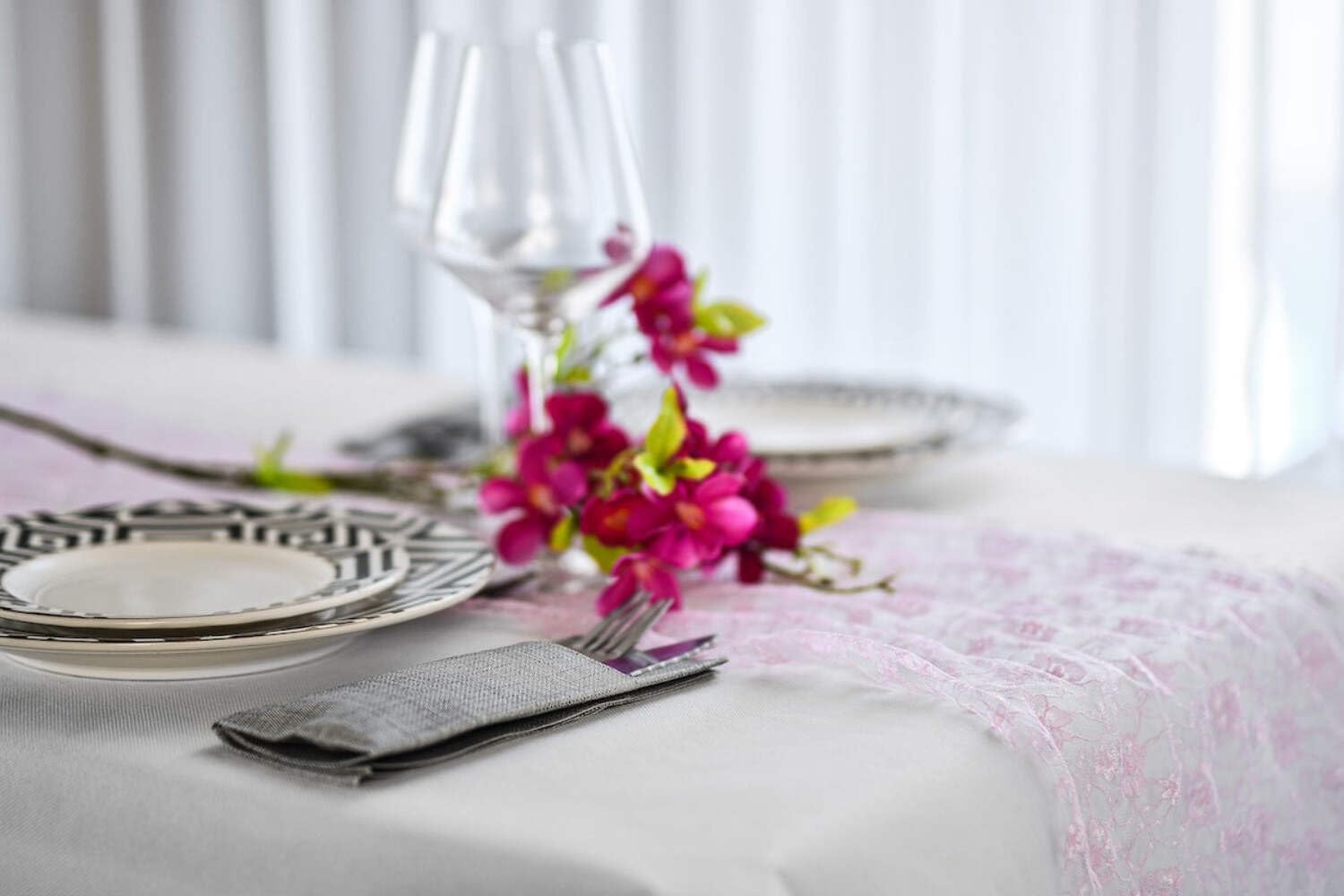 Générique Nappe Spunbond Intissée en Rouleau, 120 x 50 M, Blanc, 55 g/m², pour Mariages, Événements Professionnels, Traiteurs, Restaurants