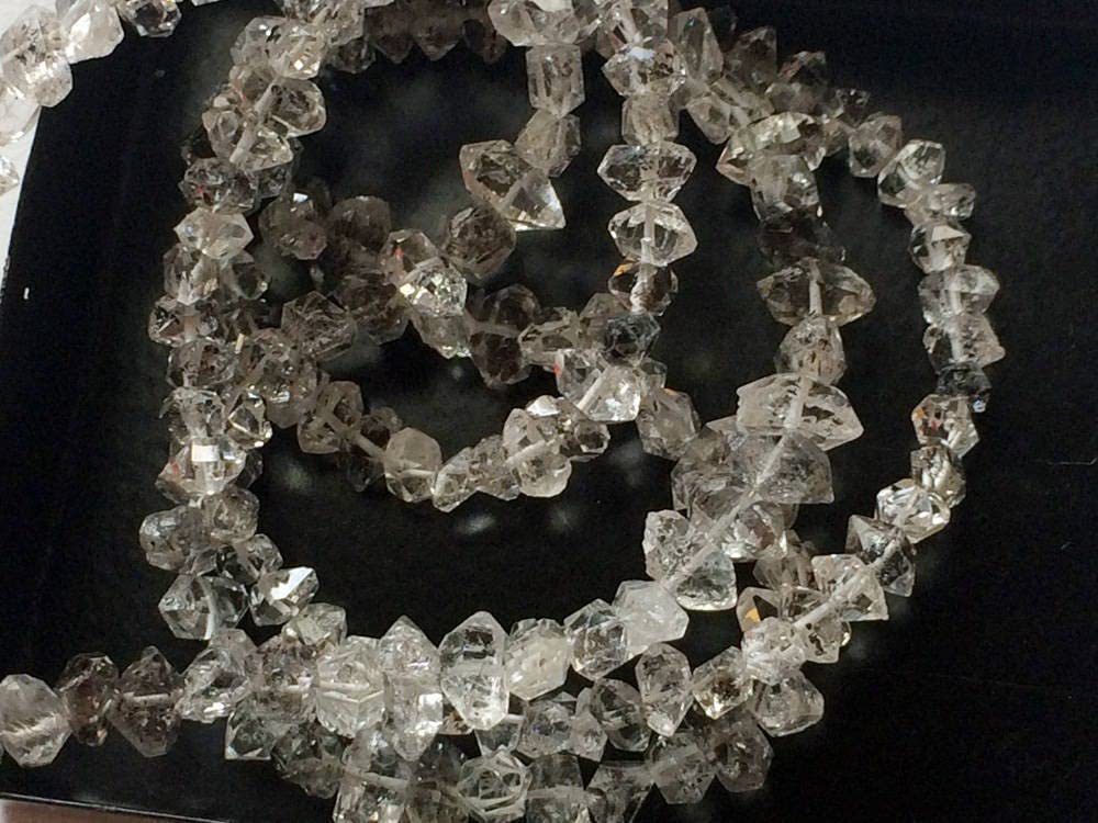 Koraliki kwarcowe z diamentem Herkimer o średnicy 8–9,5 mm, bryłki surowego diamentu kwarcowego, surowy diamentowy kwarc nawiercany pośrodku (opcje od 4 cali do 8 cali) – AS5011, 8–9,5 MM