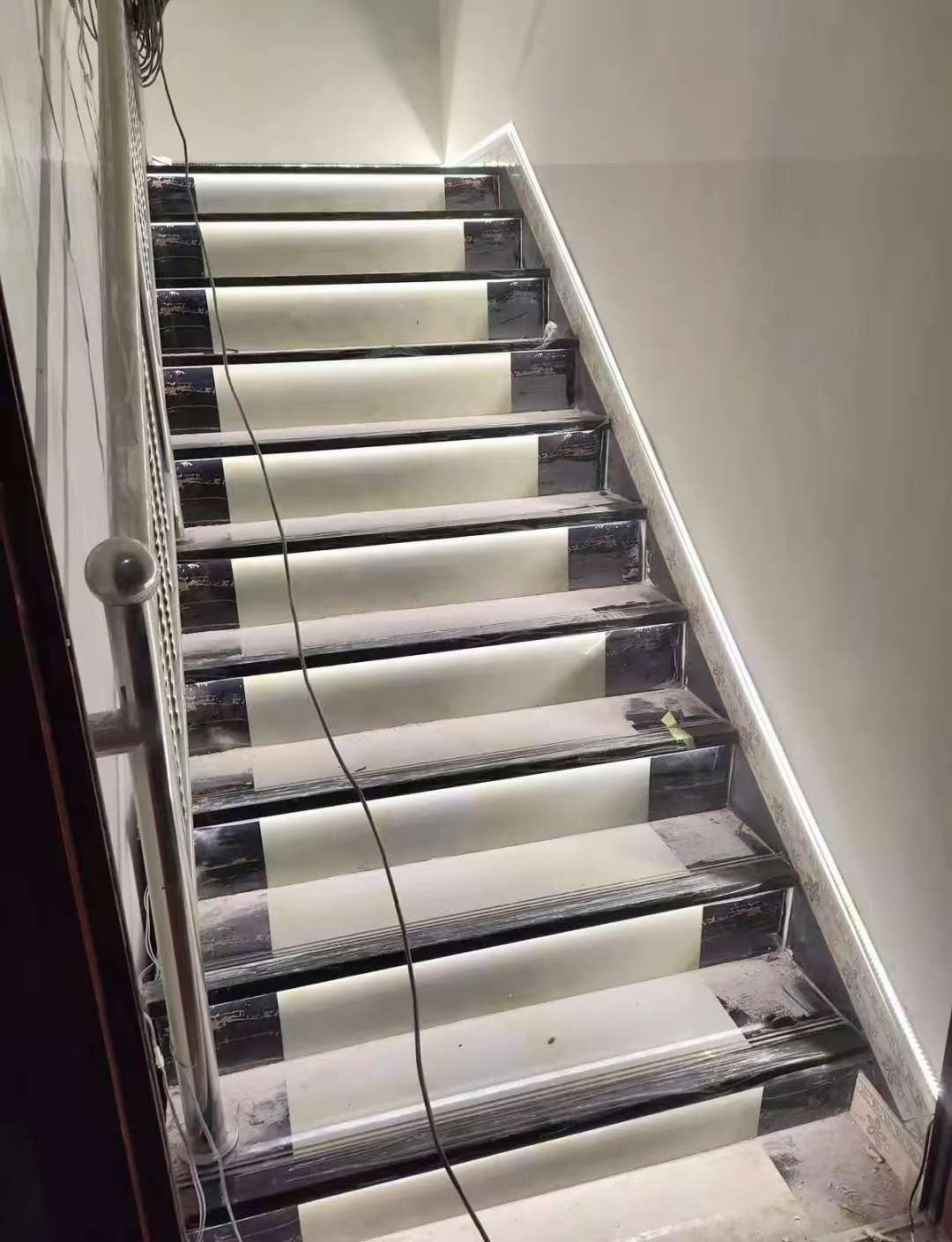 Listwa świetlna LED z antypoślizgowym profilem aluminiowym do oświetlenia schodów wewnętrznych i zewnętrznych