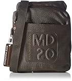 Im kompakten Format gehalten beglückt die MANDARINA DUCK Tasche sowohl die Damen- als auch die Herrenwelt. Die sportliche Umhängetasche ist optimal für den Stadtbummel oder für andere Freizeitaktivitäten geeignet. Maße: 16 x 18 x 3 cm.