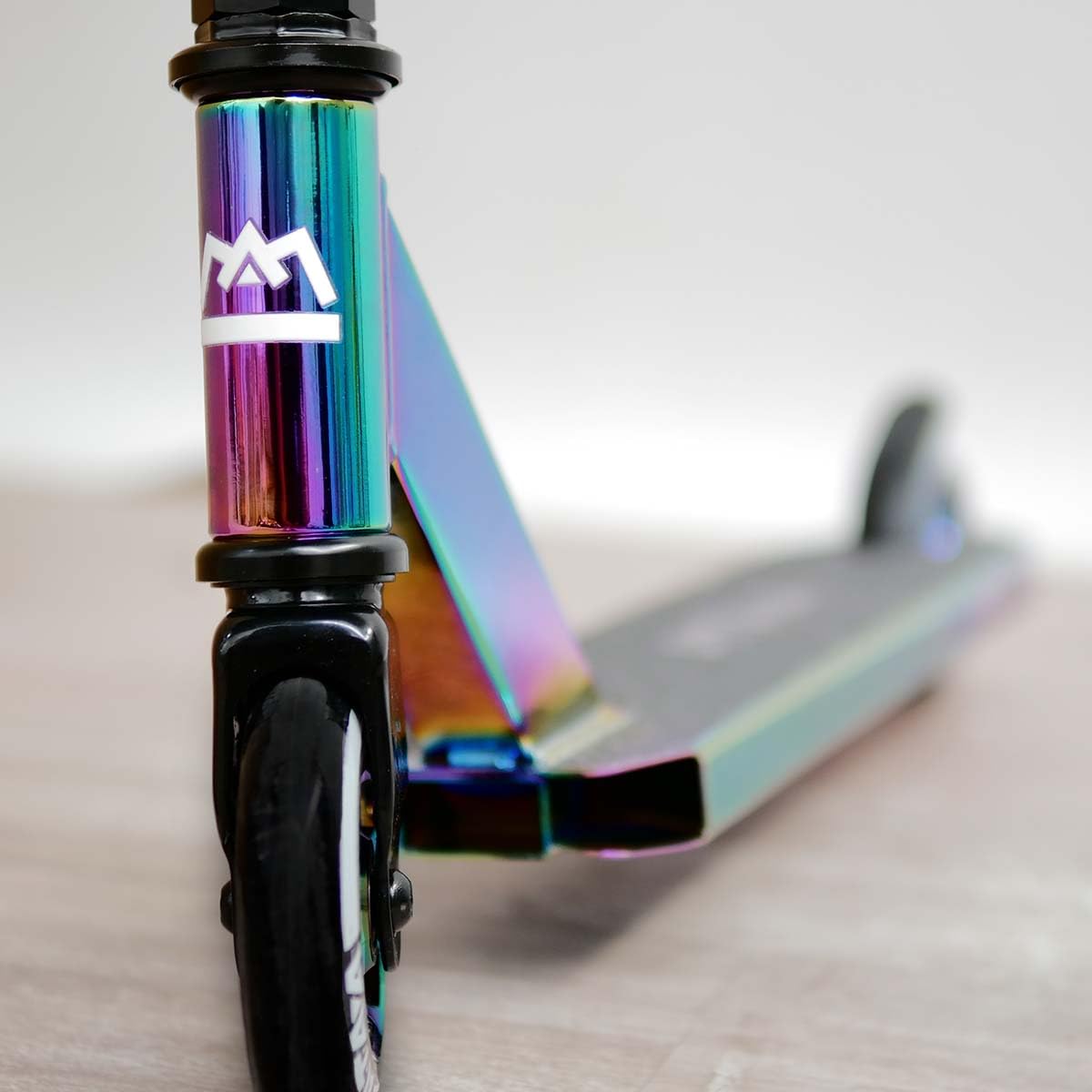 Patinete Urbano ATAA Jumper Neon con Manillar Acero 360º Ruedas PU 100 mm rodamientos ABEC 9 y Plataforma Antideslizante