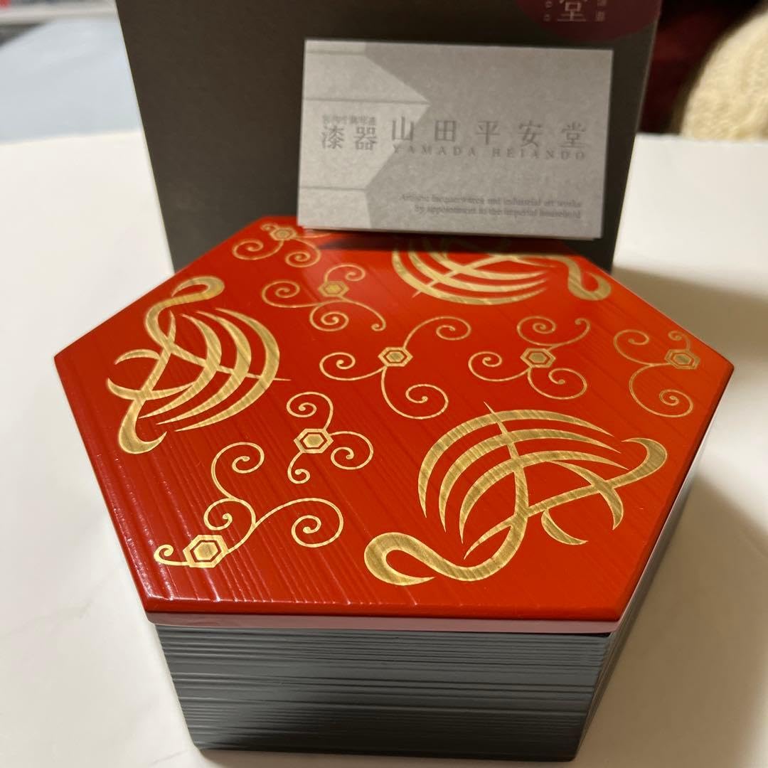 漆器山田平安堂　六角形重箱 赤と黒 金色模様 Amazon｜漆器山田平安堂 六角形重箱 赤と黒 金色模様｜重箱 オンライン通販