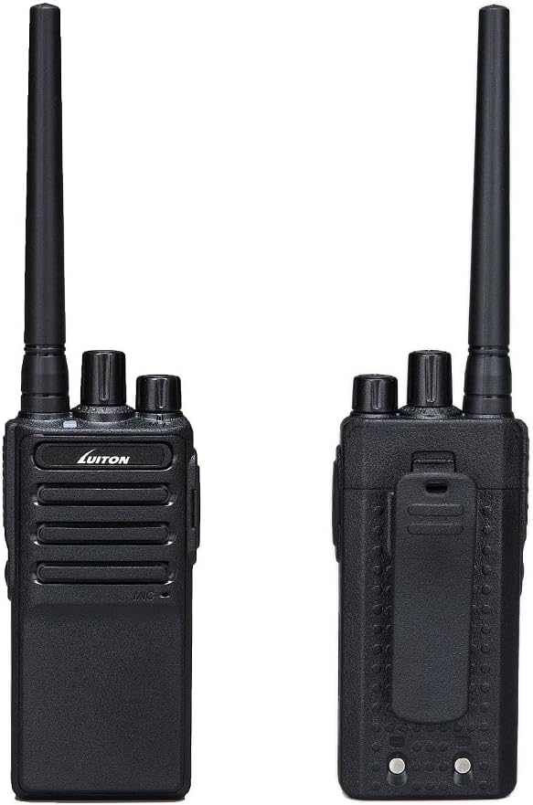 Fronte e traseiro view of a LUITON CS two-way radio, showing the battery compartment and belt clip.
