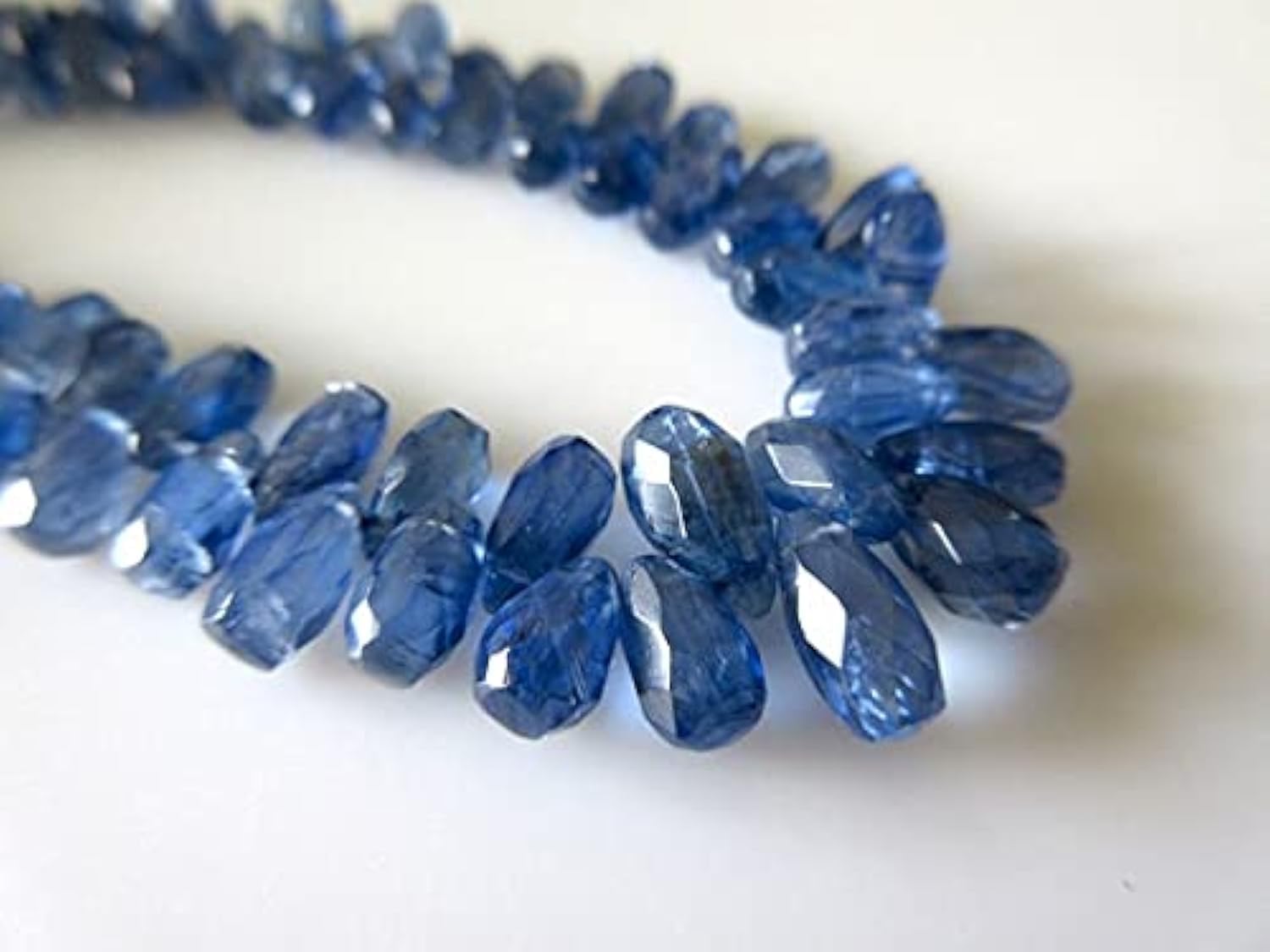 Kyanite bleue naturelle en perles briolettes facettées de 6-7mm pour création de bijoux