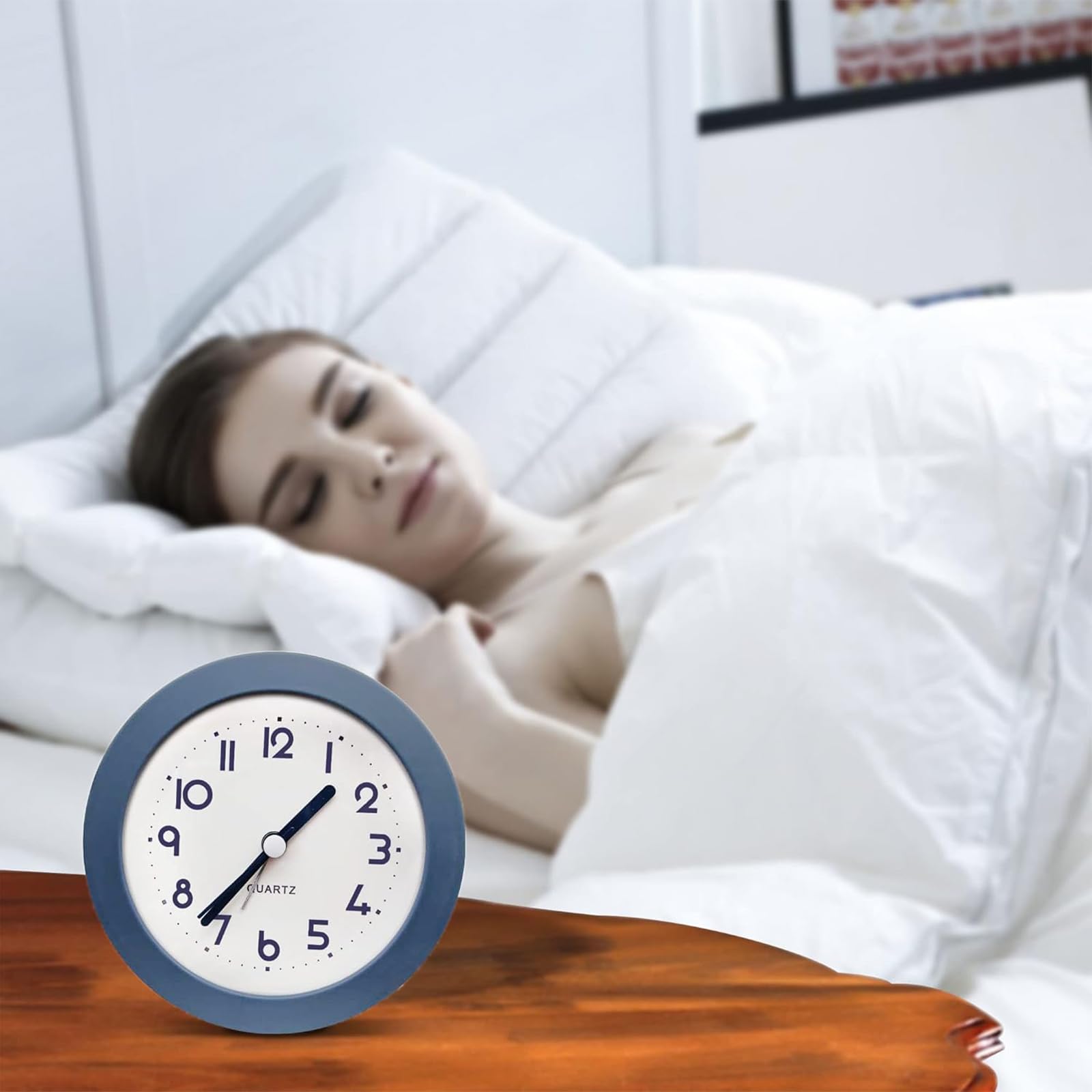 Reloj despertador con luz de fondo, 4.5 pulgadas, bonito reloj analógico de cuarzo digital, redondo, sin tictac, funciona con pilas, textura esmerilada, diseño simple para sala de estar, dormitorio, 6