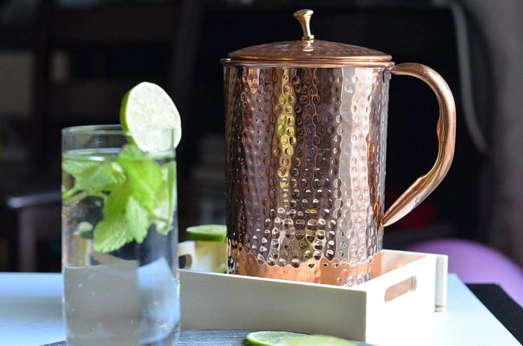 Jarra martillada de cobre puro de con tapa para beneficios de salud con 6 vasos de agua 1.5 L