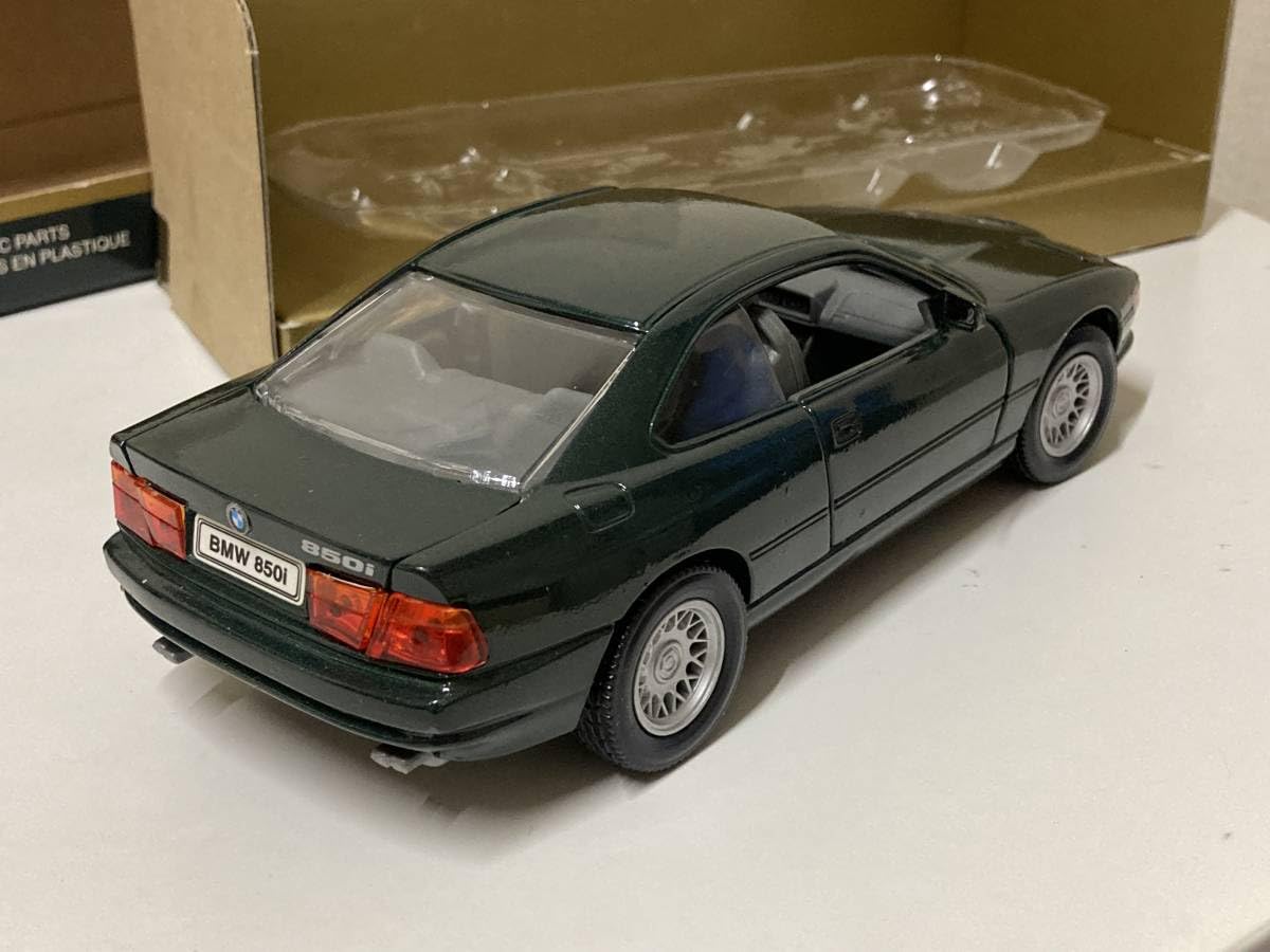 BMW 850i　1/24　ミニカー Amazon.co.jp: Road Tough 1/24 BMW 850i Mini Car : Hobbies