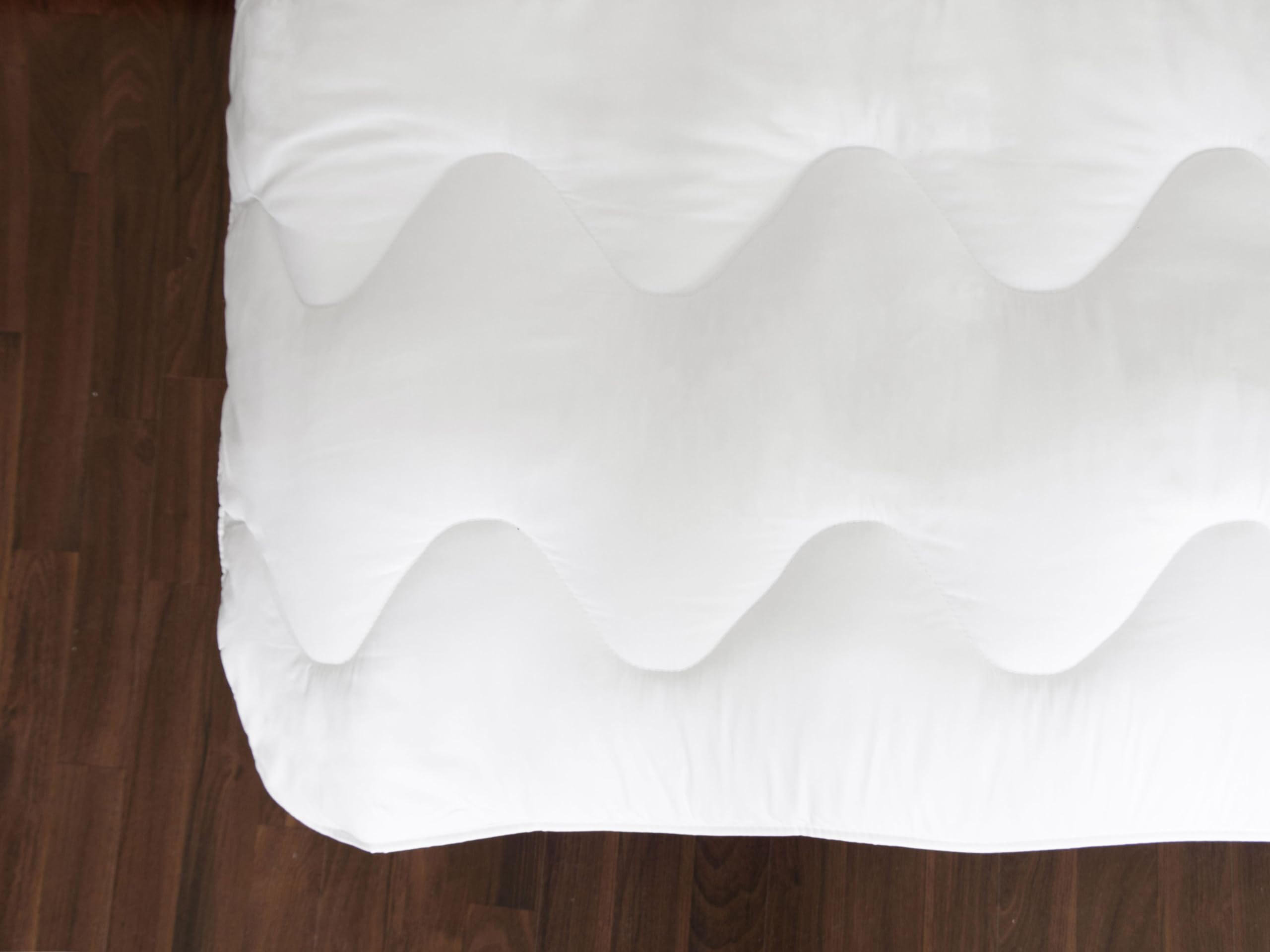ZOLLNER schwer entflammbare Bettdecke - Polyester - mit Wellensteppung - 135x200 cm - Wärmeklasse 4 - Made in Europe - waschbar bis 60°C - Oeko Tex® Zertifiziert