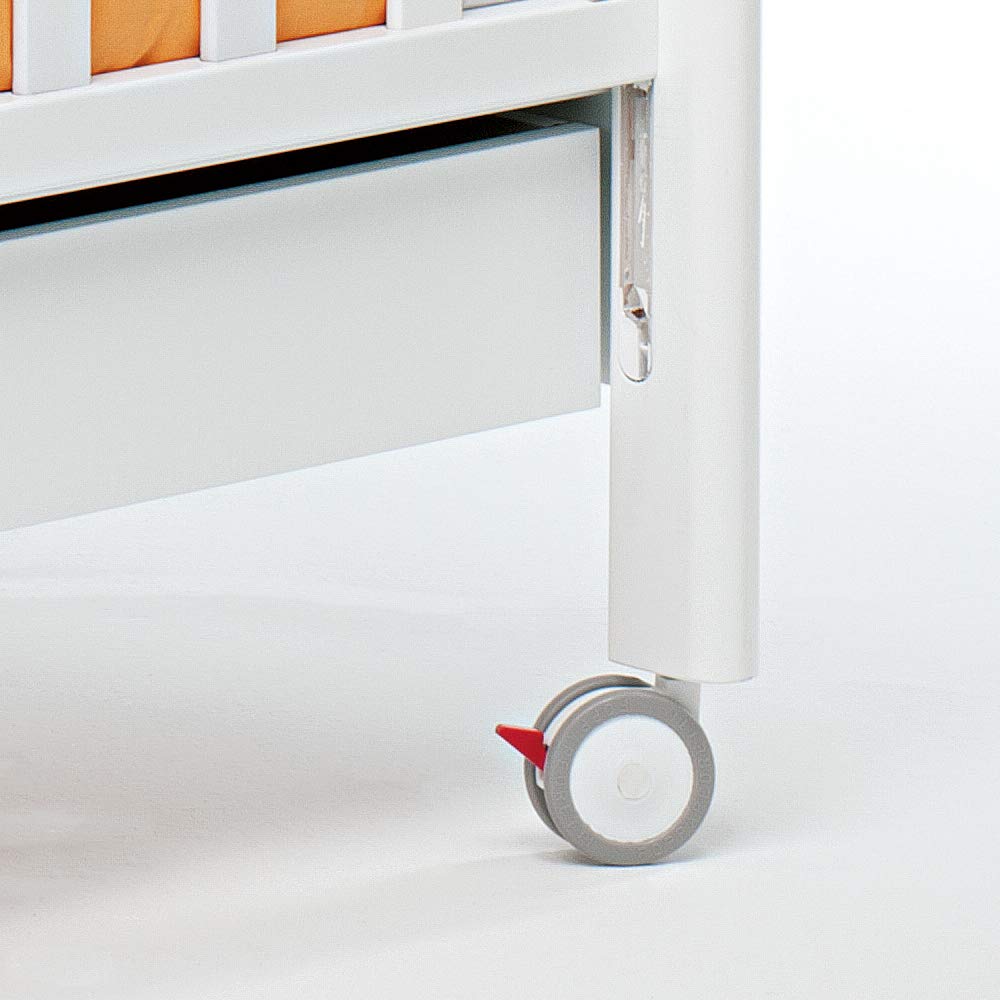 Foppapedretti 4 Ruote Nylon Gommate, Ricambio per Lettini e Bagnetti, Piroettanti e Antigraffio, 2 Ruote con Freno, Sostituzione Semplice, Rendono Agevolo lo Spostamento, Bianco