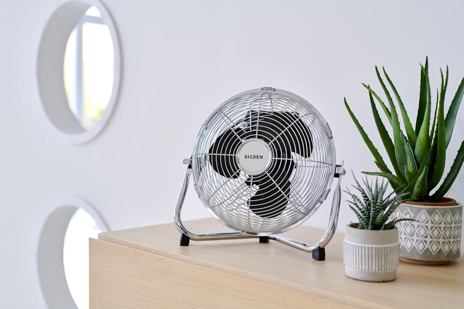 Bigben Ventilatore da tavolo 48 W, 3 velocità, testa inclinabile, alluminio spazzolato, per montaggio su scrivania, pavimento o parete, diametro 30 cm - FANF01S