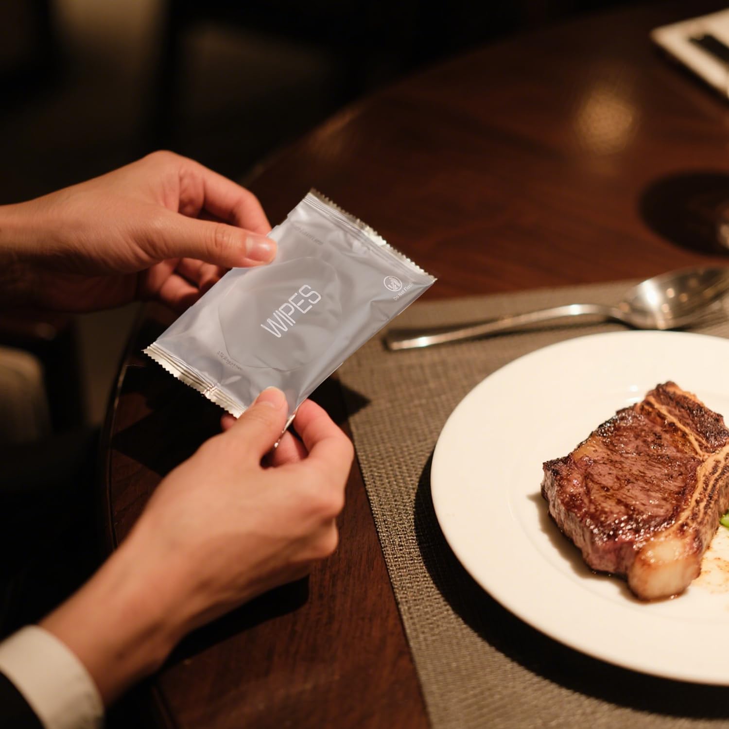 Lot de 100 lingettes humides emballées individuellement - Nettoyage rapide à la main - Emballage argenté pour restaurant