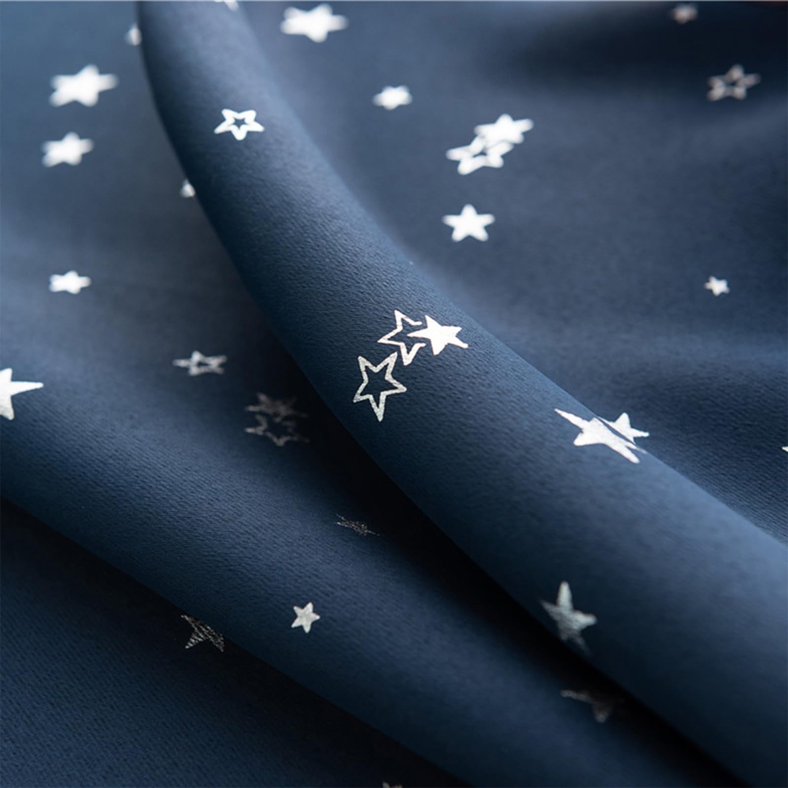Cortina con estrellas plateadas que reduce el ruido y bloquea rayos UV en el dormitorio moderno