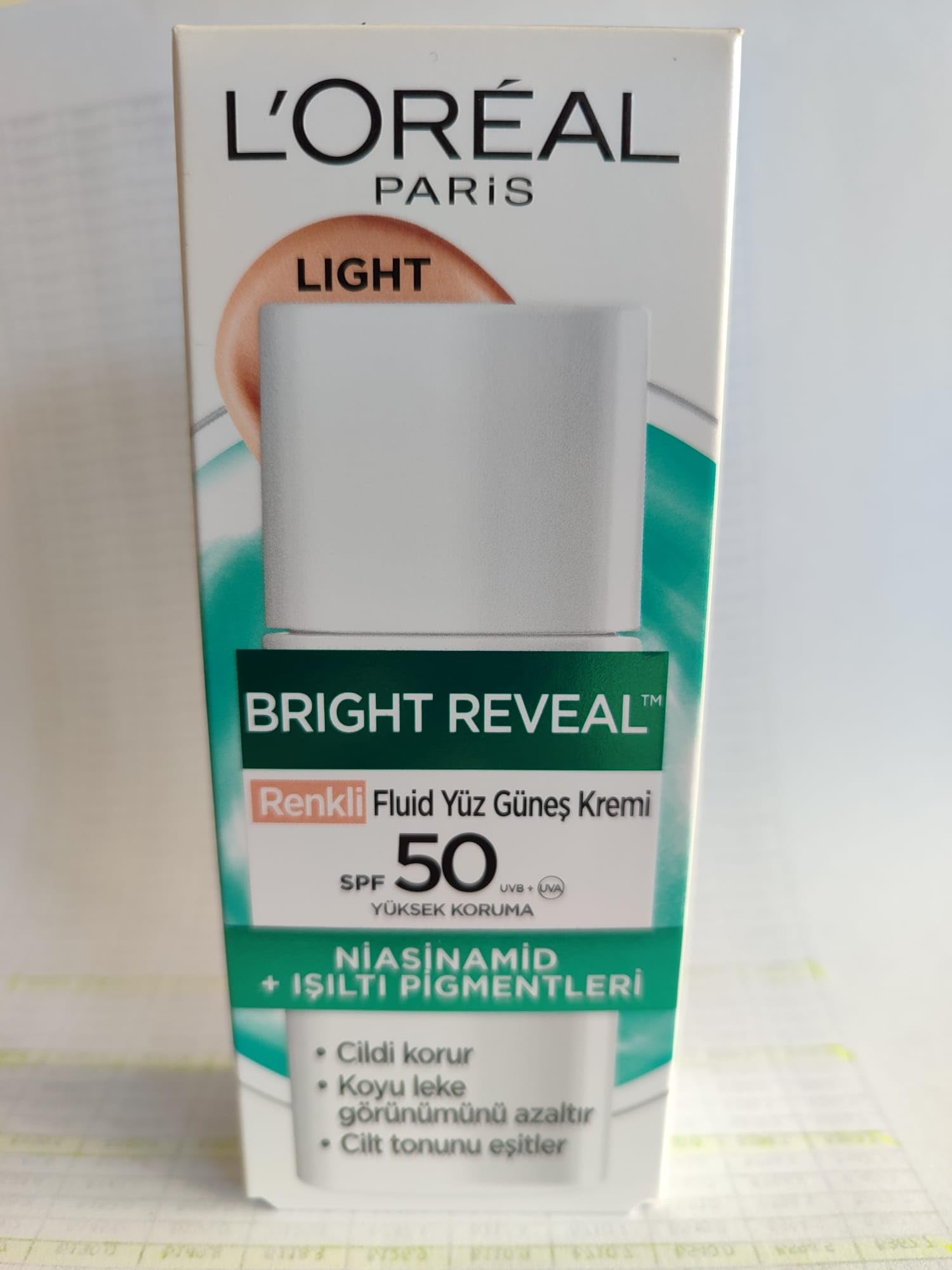 L'Oreal Paris Bright Reveal Spf 50+ Koyu Leke Karşıtı Renkli Fluid Günlük Yüz Güneş Kremi 50 ml - Light