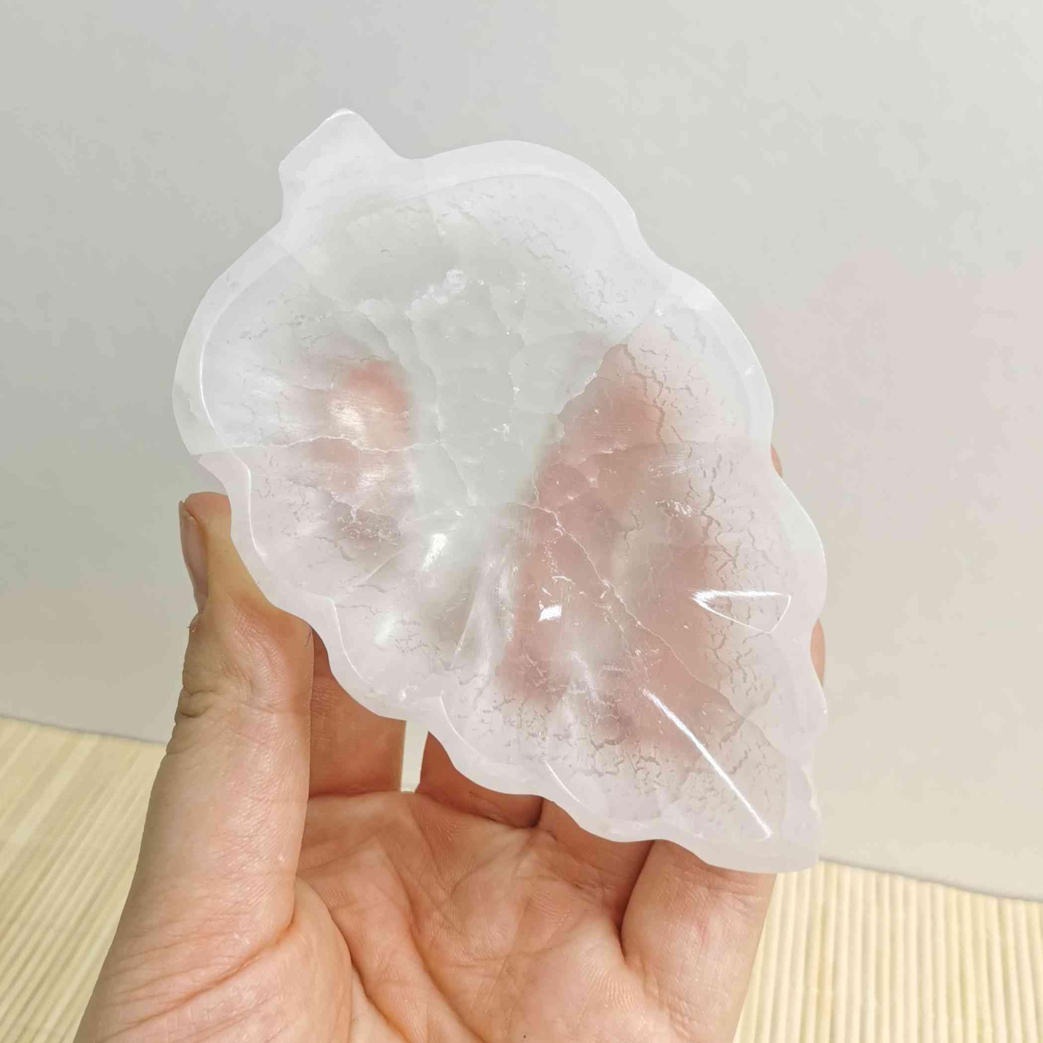 NKlaus Cuenco de hojas de selenita de 12 cm – Piedra natural para limpiar piedras curativas y joyas, cuenco decorativo tallado a mano para meditación, reiki y esoterismo