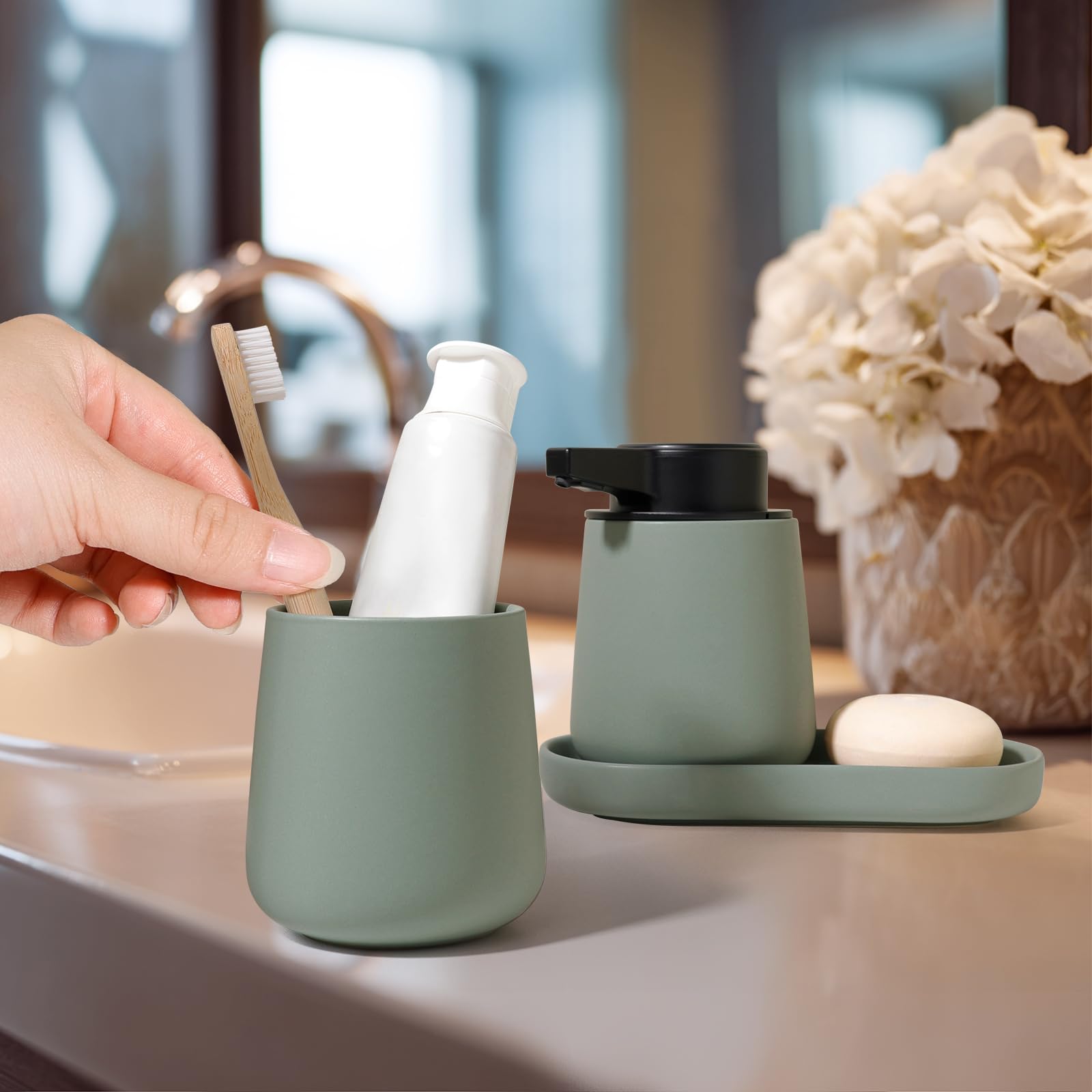 Juego de baño de 3 piezas, dispensador automático de jabón de 350 ml, recargable, vaso para cepillos de dientes de 280 ml y bandeja, moderno juego de baño minimalista verde, accesorios de