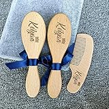 cepillo pelo bebe personalizado Uso en seco y húmedo: nuestro cepillo de pelo de bebé se desliza suavemente tanto en el cabello húmedo como seco. Nuestro cepillo de pelo para recién nacido es seguro y suave. El masaje rutinario suave del cuero cabelludo con nuestro cepillo de tapa de cuna ayuda a aflojar la tapa de la cuna y eliminar la piel seca. Es extra suave y perfecto para distribuir uniformemente los aceites naturales para un cuero cabelludo más saludable.
