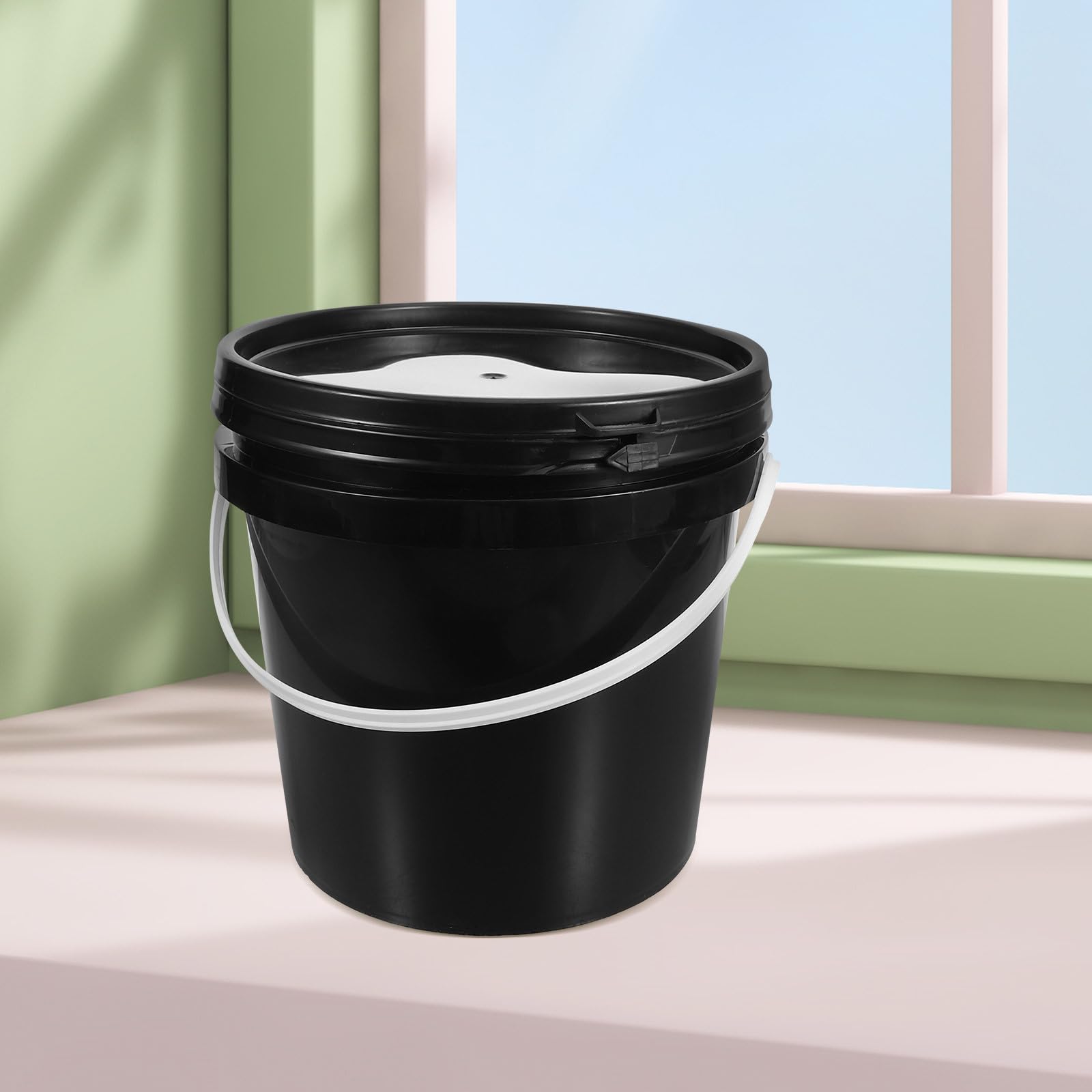 Bucket de Peinture Noir en Plastique Léger avec Poignée, Seau de Peinture avec Couvercle pour Rangement et Usage Quotidien à Domicile, Capacité 2l