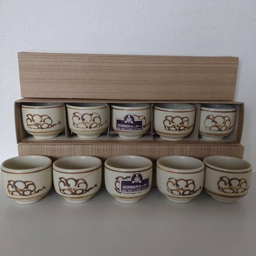 遺品整理◼️蔵から可愛らしい織部焼？と思われるお猪口、ぐい呑みが出てきました。 遺品整理◼️蔵から可愛らしい織部焼？と思われるお猪口、ぐい呑