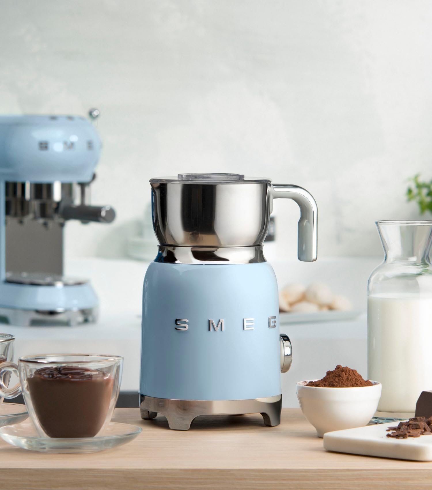 Smeg, Mousseur à Lait Multifonction MFF11CREU, avec Système à Induction, 6 Programmes Prédéfinis, une Fonction Manuelle, Carafe Amovible 600 ml, Bouchon Doseur, Range Cordon Intégré, 500 W, Crème