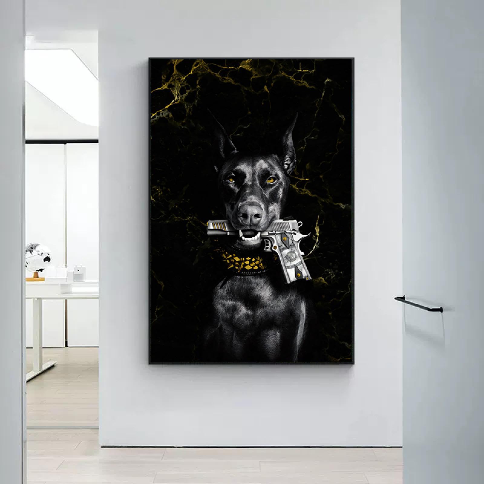Chien Doberman Noir avec Un Pistolet Affiche Imprime pour Le Salon