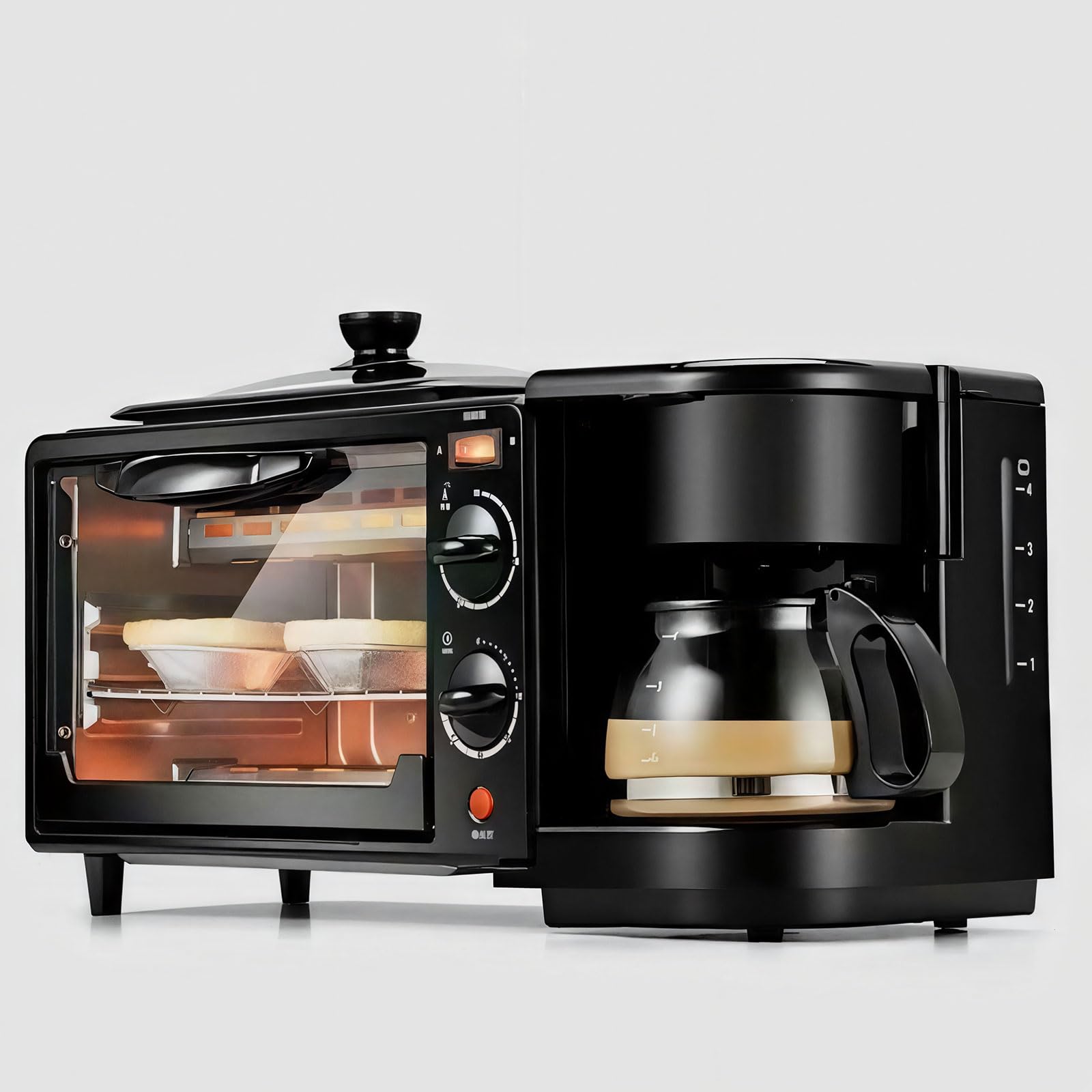 Stazione per la colazione a tre in uno, che combina forno, caffettiera e padella in una cucina domestica compatta essenziale. Dispositi di rivestimento antiaderente e design regolabile