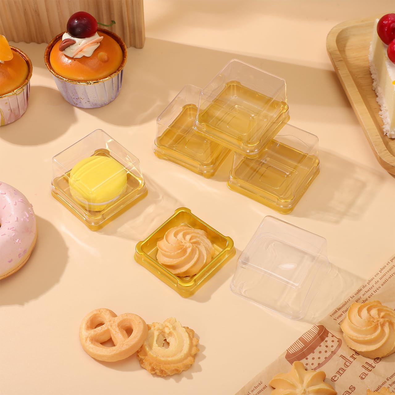 DOITOOL Paquete de 150 cajas individuales de plástico transparente con tapas transparentes, bandejas cuadradas para tartas de luna, cajas de embalaje para magdalenas, cajas de postre transparentes