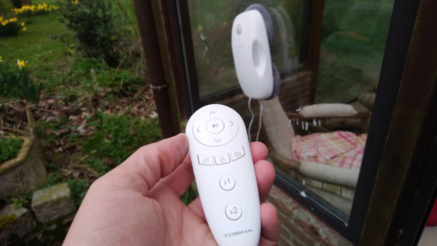 Tosima W3 fensterputzroboter Automatisches Sprühfunktion mit 80ML Tank, dreifachem Sicherheitssystem,fensterroboter Intelligenter Navigation, Fernbedienung, für alle Glatten Oberflächen,mit 12 Tüche