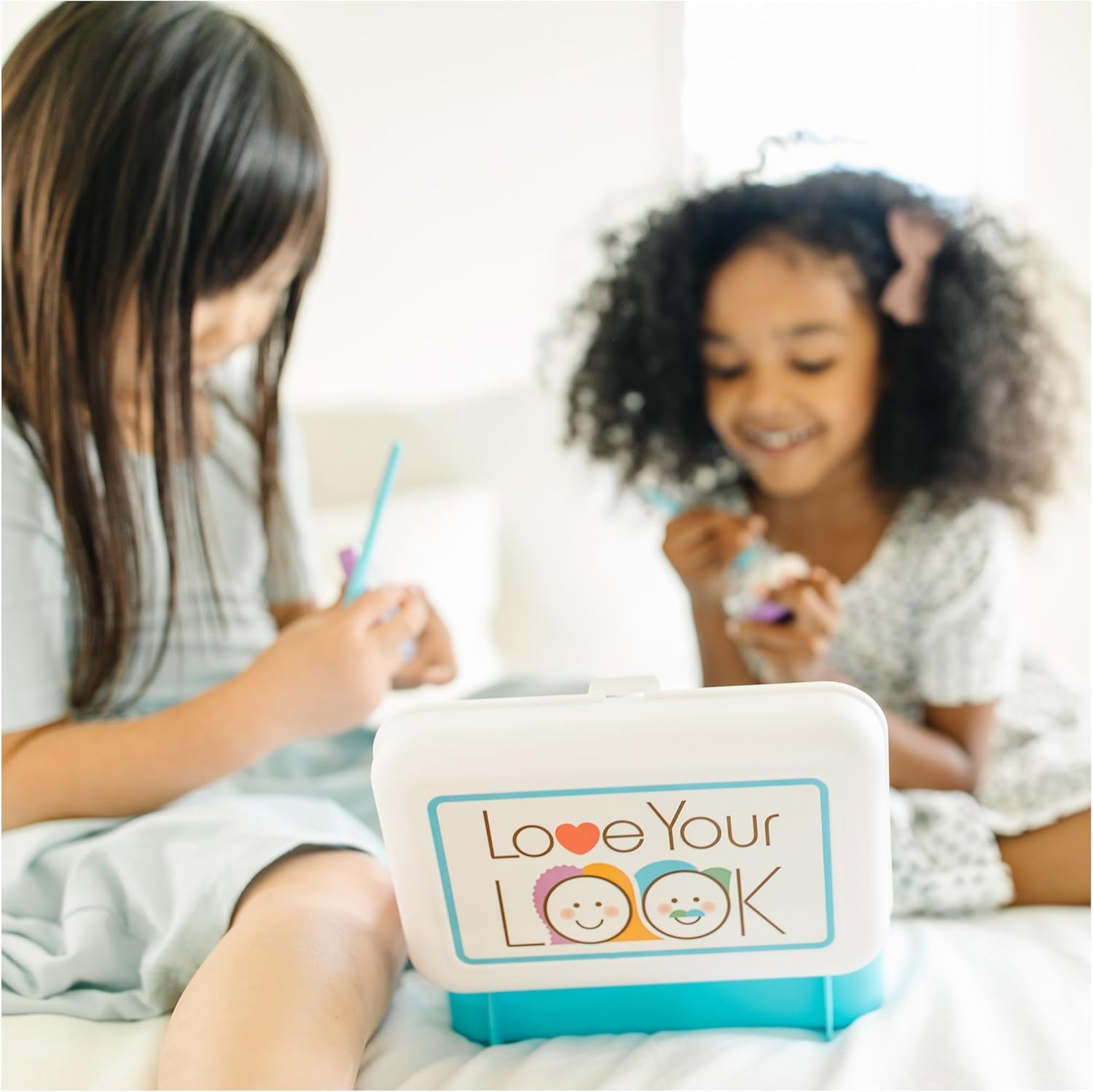 Melissa & Doug Set Per il Trucco - Trucchi Bambina, Make Up Giocattolo, Specchio, Pennelli, Cipria e Accessori, Gioco di Imitazione, Regalo per Bambine e Bambini 3+ Anni