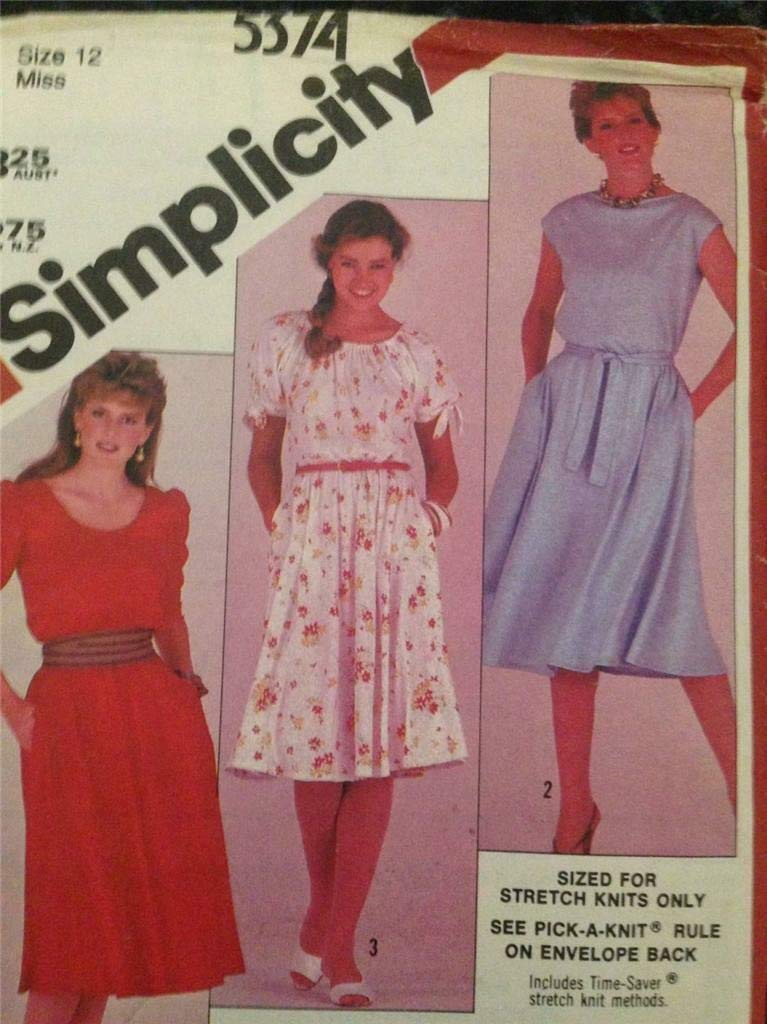 Patron Simplicity 5374 de salopette et robe pour bébé avec bonnet et couverture