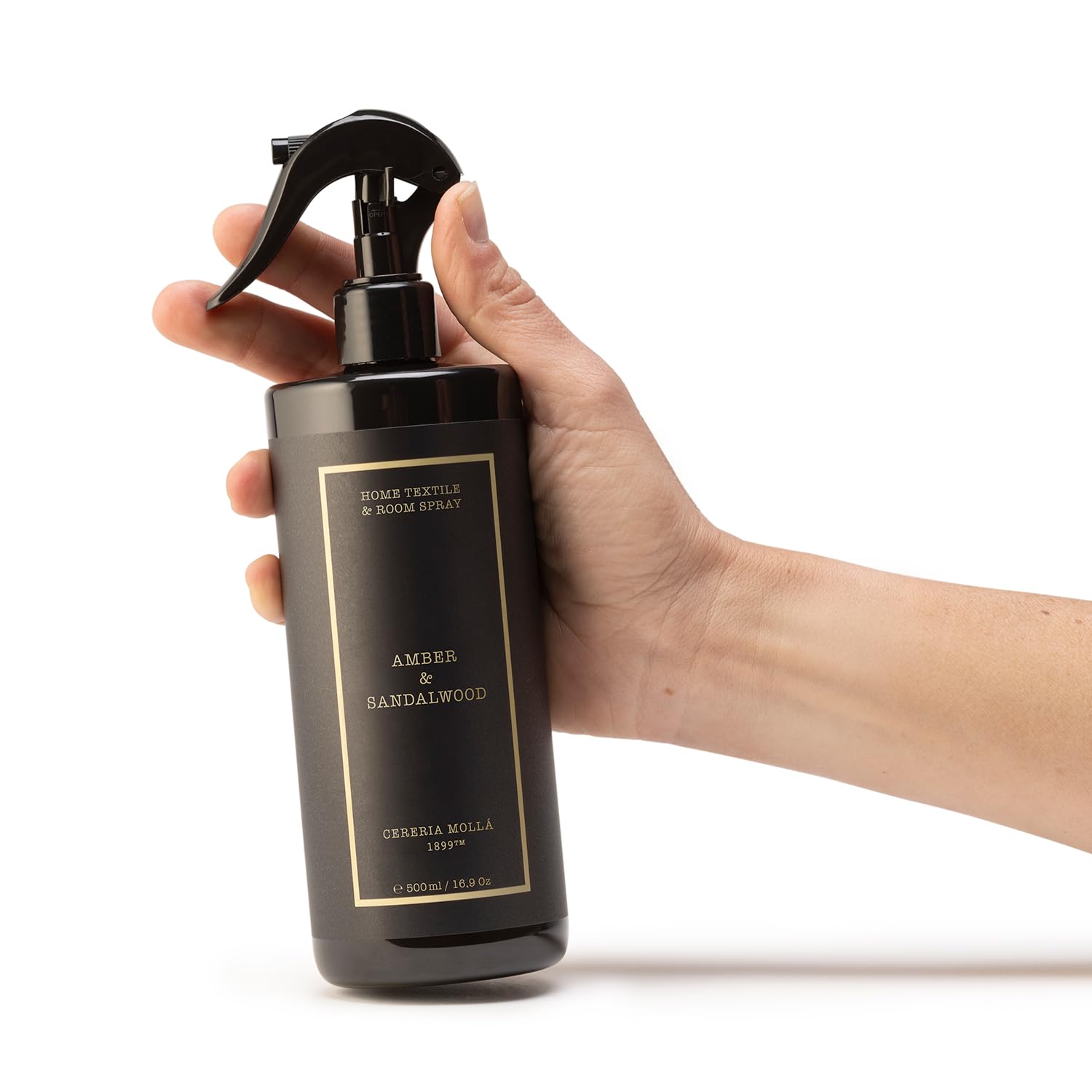 CERERÍA MOLLA 1899 | Spray Textil Hogar Amber & Sandalwood | para Prendas, Almohadas y Otros Textiles del Hogar | Ambienta Sin Dejar Manchas | Pulverizador en Pistola Manual | 500ml