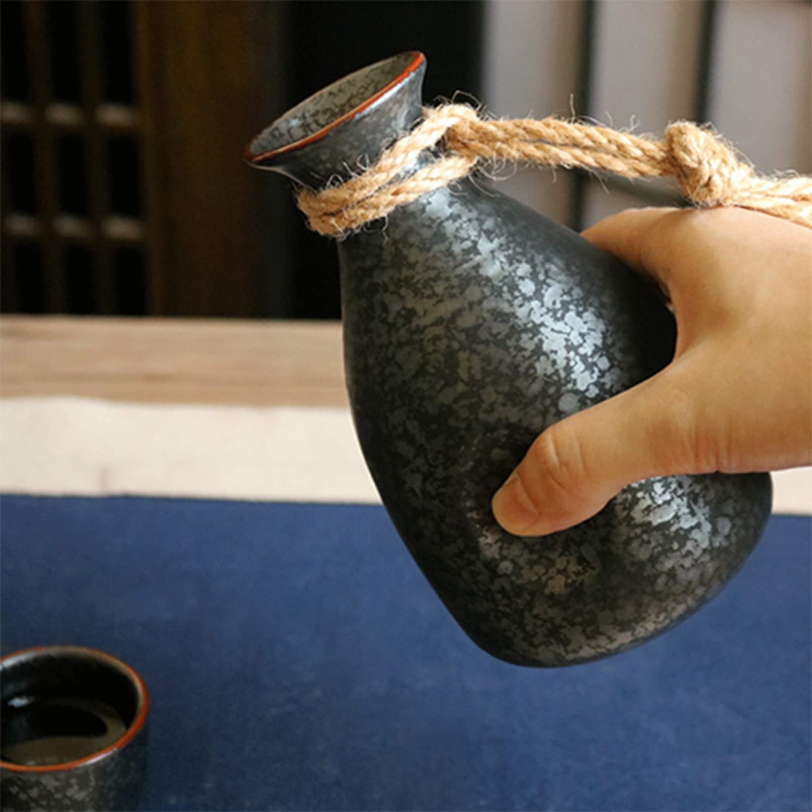 Set da 8 pezzi per sake, tazze da sake retrò in ceramica giapponese, con pentola riscaldante e tavolo riscaldante in legno di bambù, design elegante, miglior regalo per tazze di famiglia e amici