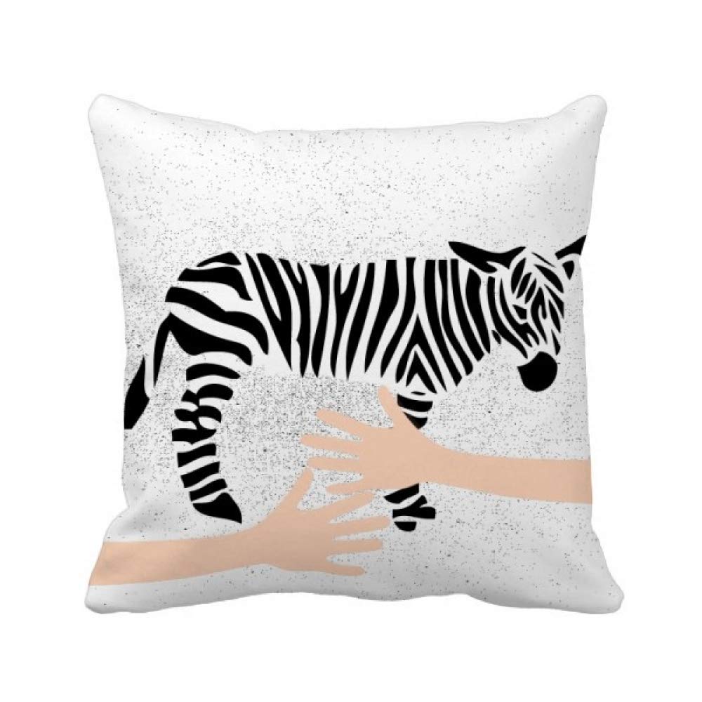 Coussin de couvrir animal noir pinto pour un salon cocooning naturel