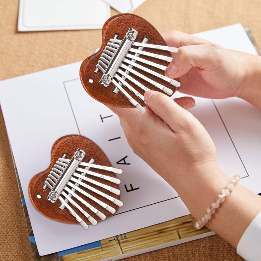 Mini Kalimba a 8 Tasti, Pianoforte per Pollice in Legno Massiccio, Strumenti Musicali Portatili Con Cordino per Bambini, Adulti e Principianti, Forma Cuore